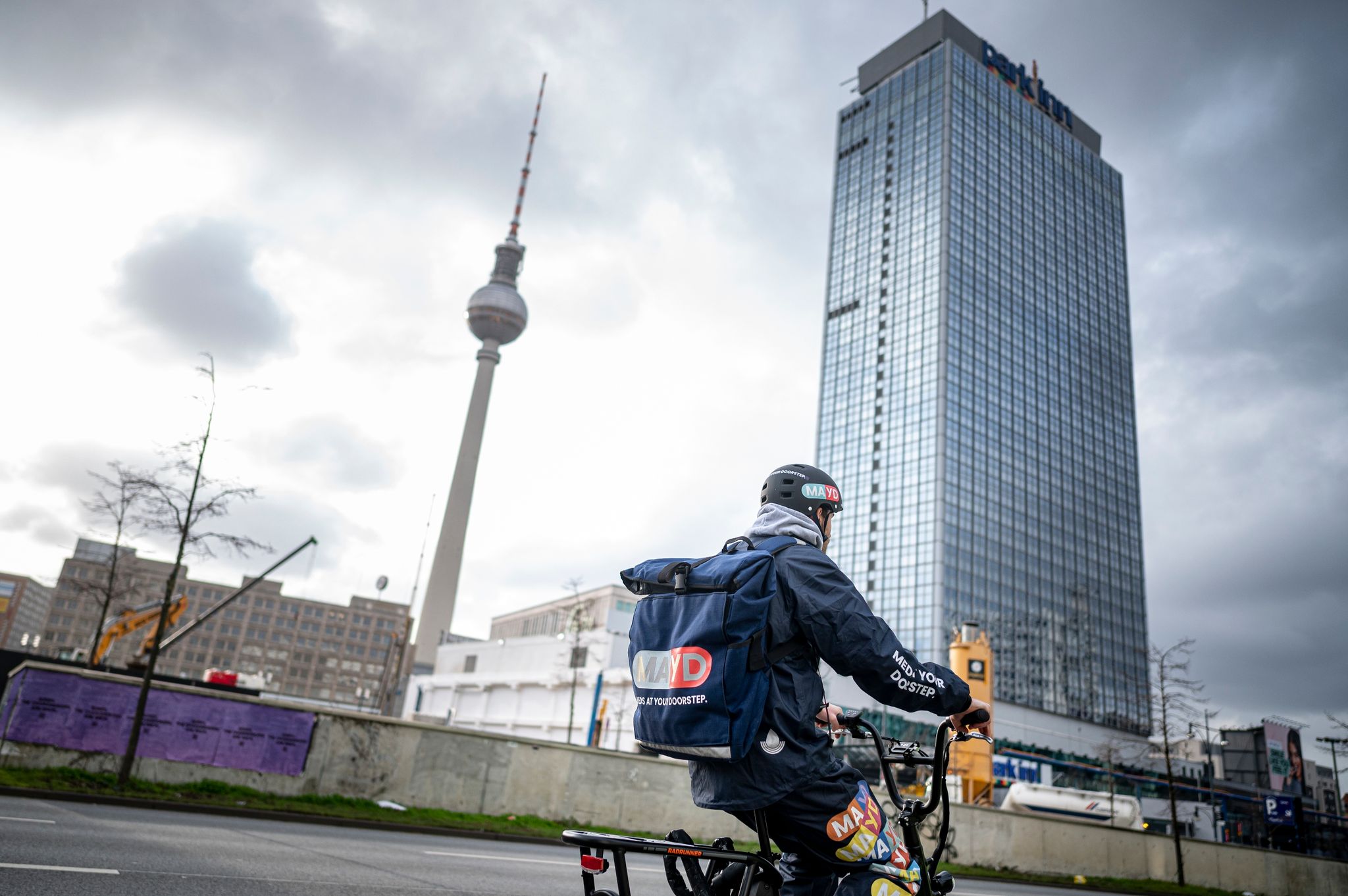 Ein Fahrer des Medikamenten-Lieferservice Mayd auf dem Weg durch Berlin-Mitte. Die geplante Einführung des E-Rezepts lockt Start-ups auf den Apothekenmarkt.