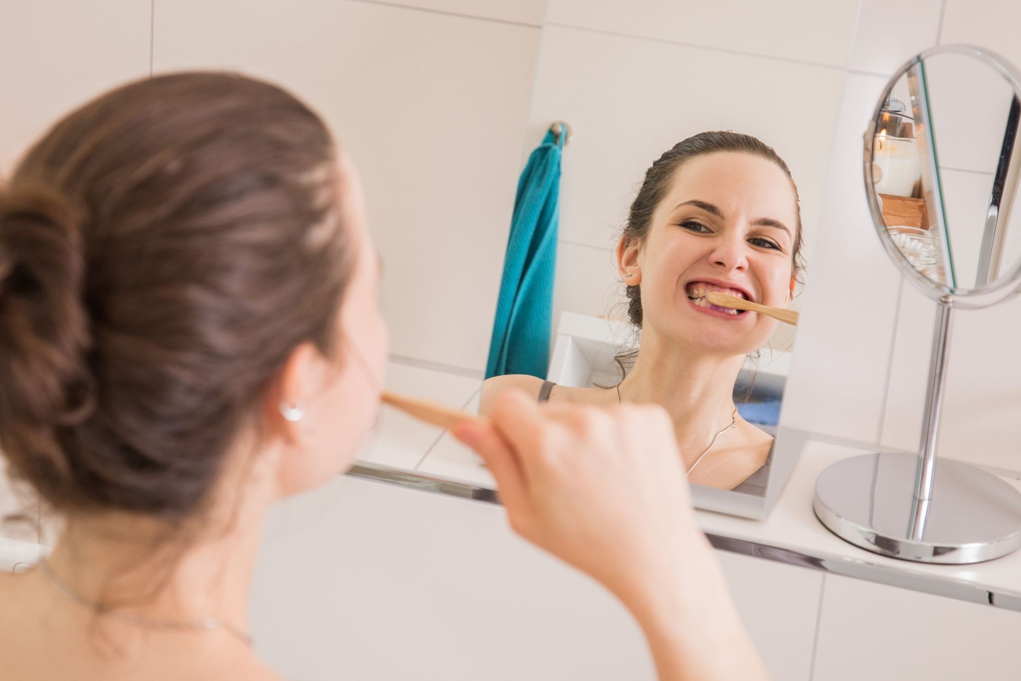 Ordentlich Putzen lautet die Devise: Durch regelmäßige Mundhygiene beugt man übelriechenden Atem vor.
