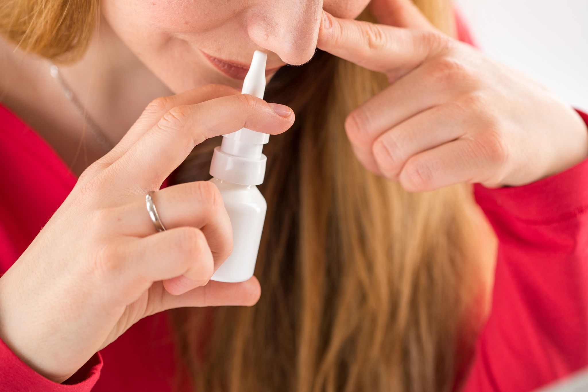Kortisonhaltige Nasensprays lindern die Symptome einer Pollenallergie.