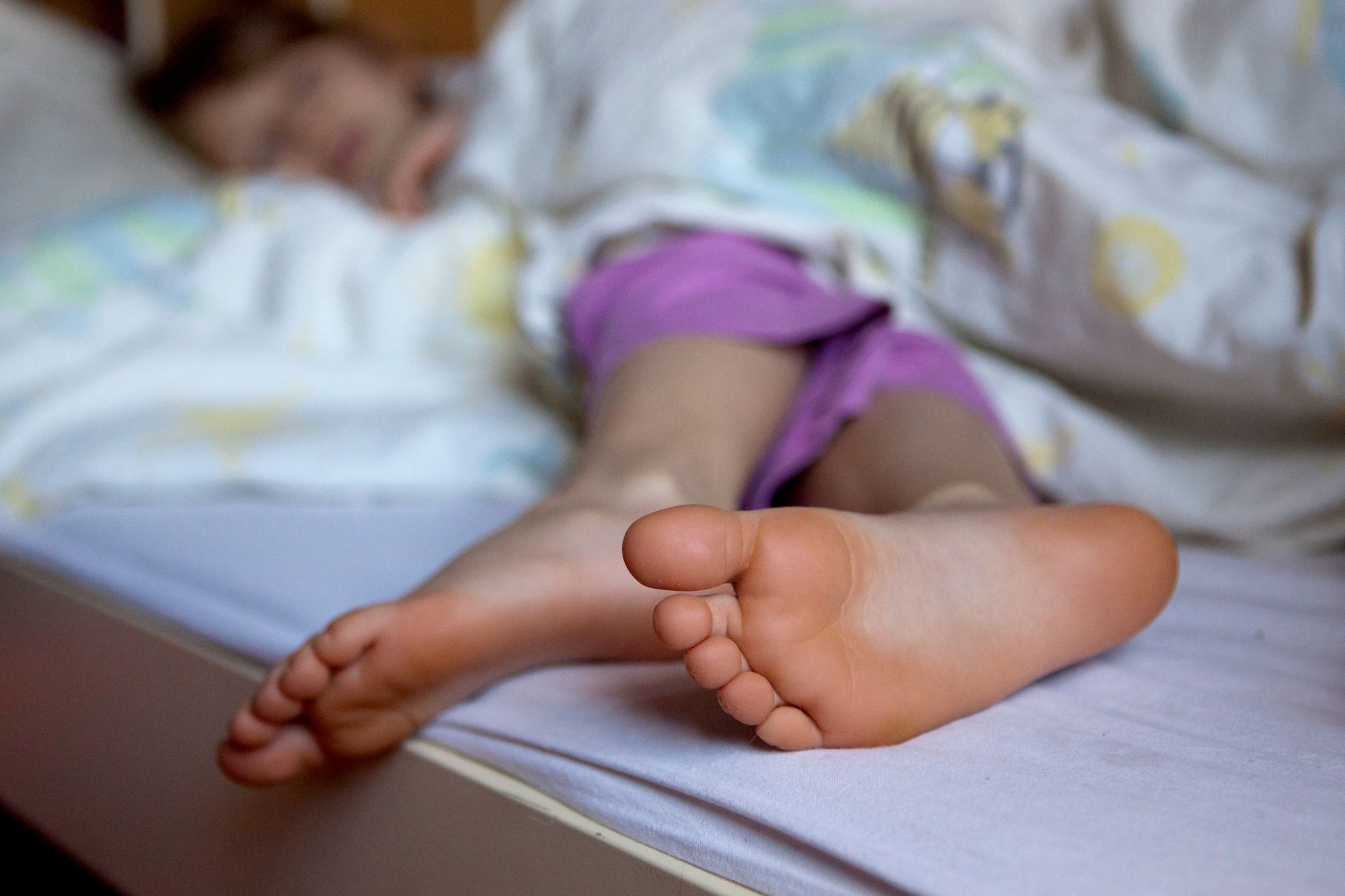 Unruhige Beine, unruhige Nächte: Das Restless-Legs-Syndrom betrifft auch Kinder und Jugendliche.