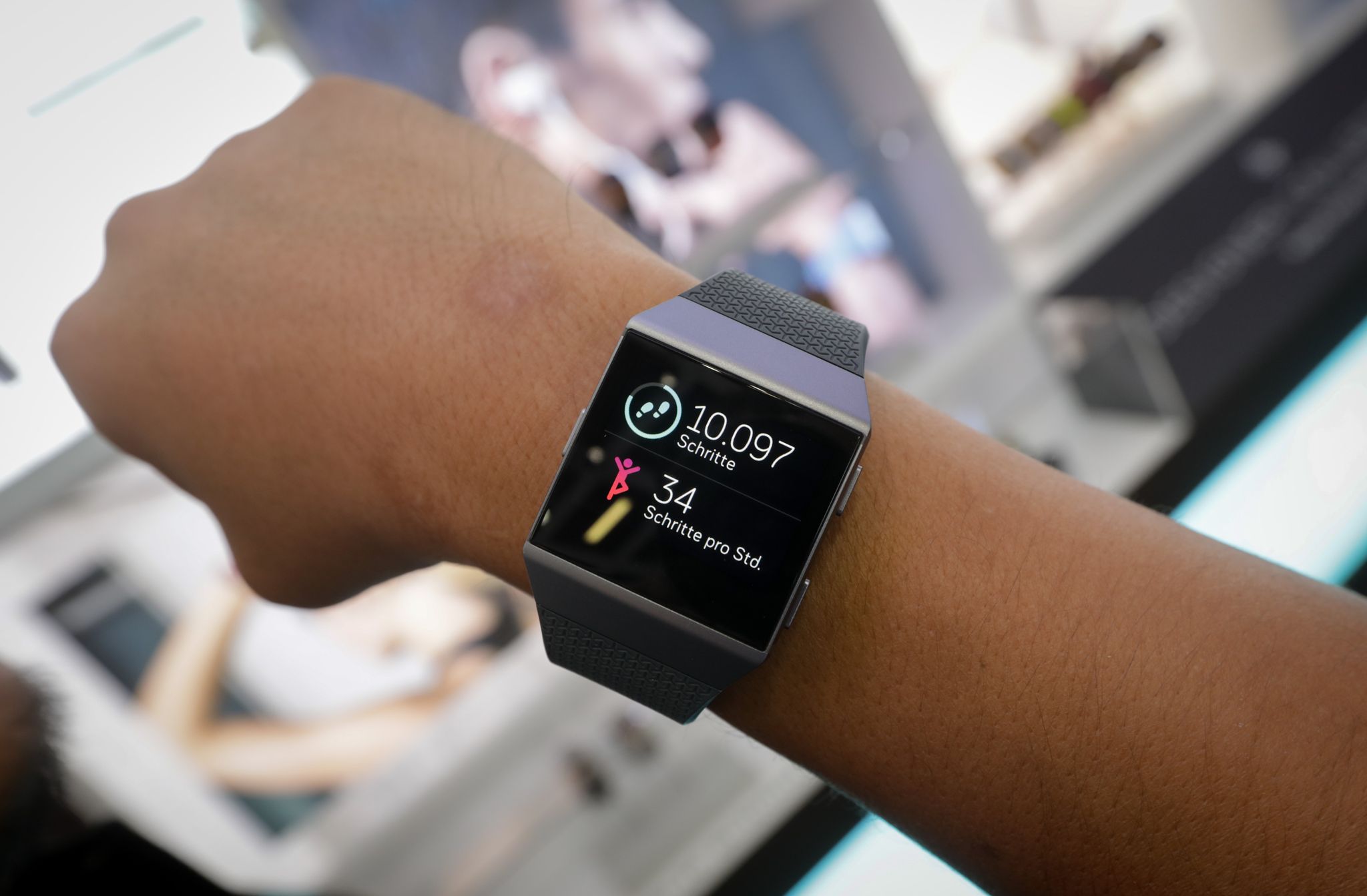 Die Fitnessarmband-Firma Fitbit ruft ihre Smartwatch Ionic zurück. Der Akku könnte überhitzen.