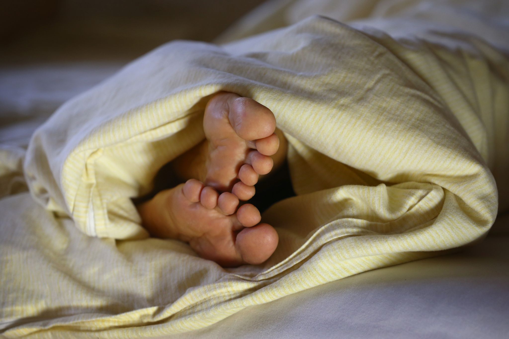 Um den Schlaf ranken sich viele Mythen. Welche davon sind wahr? Ein Faktencheck bringt Klarheit.