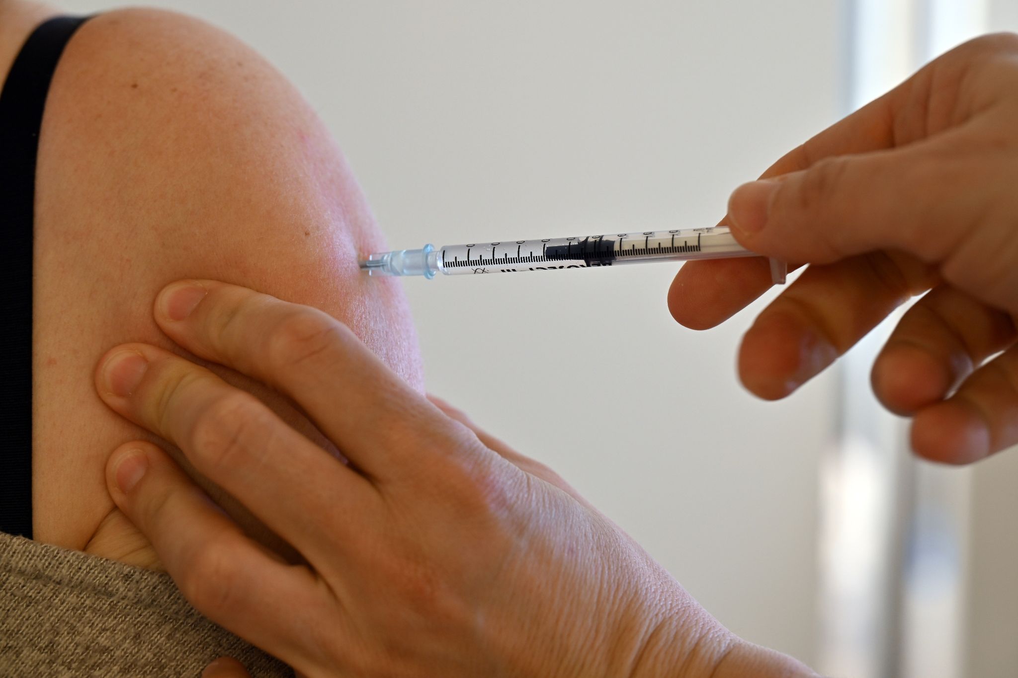 Laut RKI-Angaben schützt eine Corona-Impfung auch beim Omikron-Subtyp BA.2 vor einer schweren Erkrankung.
