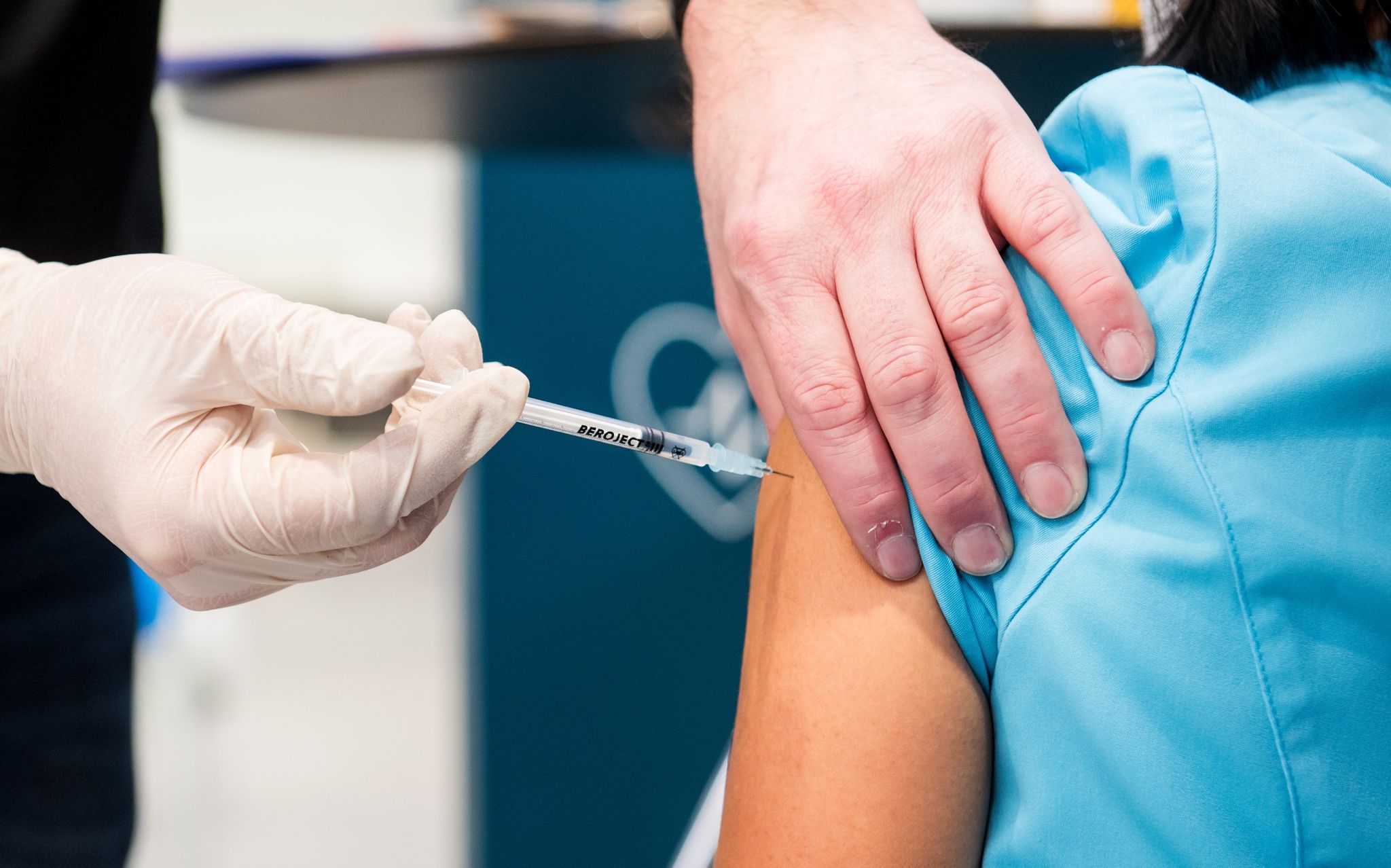 Seit Mitte Februar rät die Stiko Menschen ab 70, Bewohnern von Pflegeeinrichtungen sowie Menschen mit Immunschwäche ab fünf Jahren zu einer zweiten Booster-Impfung.