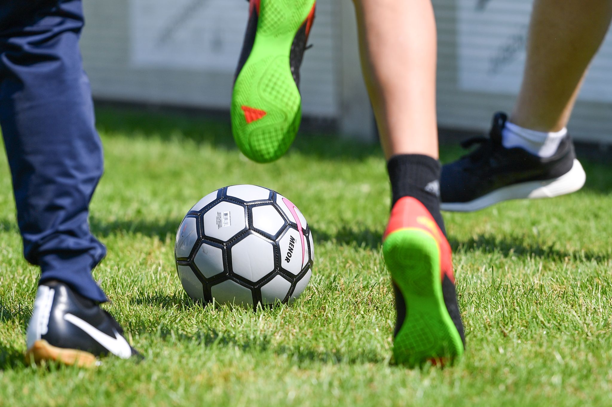 Ärzte der Hamburger Asklepios Klinik fordern: Im Kinder- und Jugendfußball sollte auf Kopfball-Training verzichtet werden.