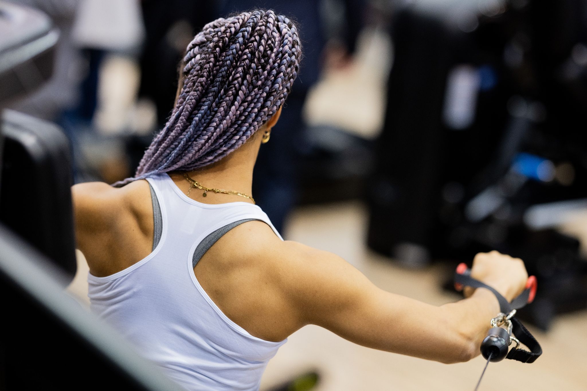 Dior führt an einem Messestand auf der Fitnessmesse Fibo ein Muskeltraining aus.