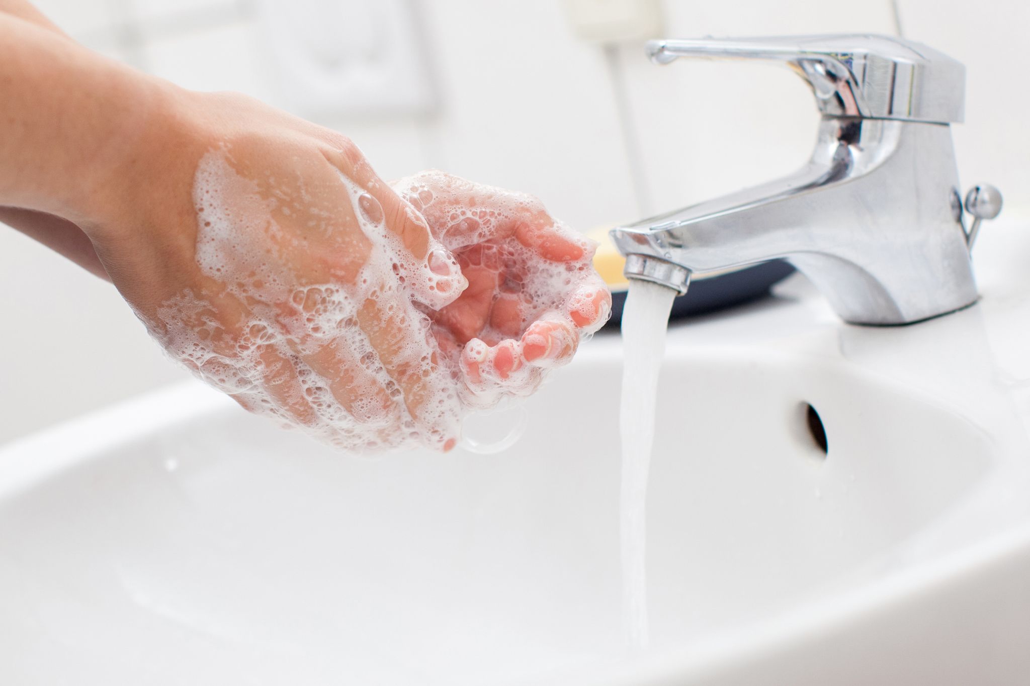 Regelmäßiges und gründliches Händewaschen mit Seife hilft, die Gesundheit zu schützen. Nicht vergessen: Hände danach gründlich abtrocknen - in öffentlichen Sanitäranlagen am besten mit sauberen Einmalhandtüchern.