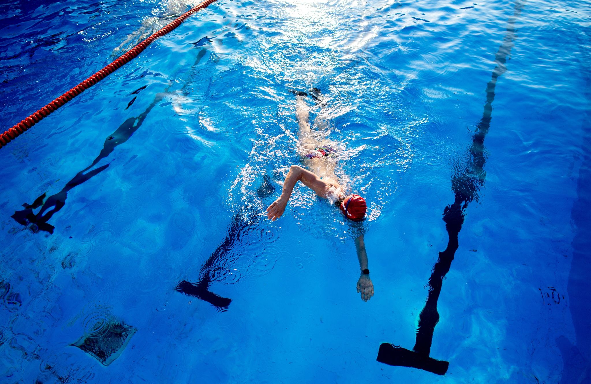 Schwimmen schont die Gelenke und ist daher eine gut gewählte Sportart, wenn man von Arthrose betroffen ist.