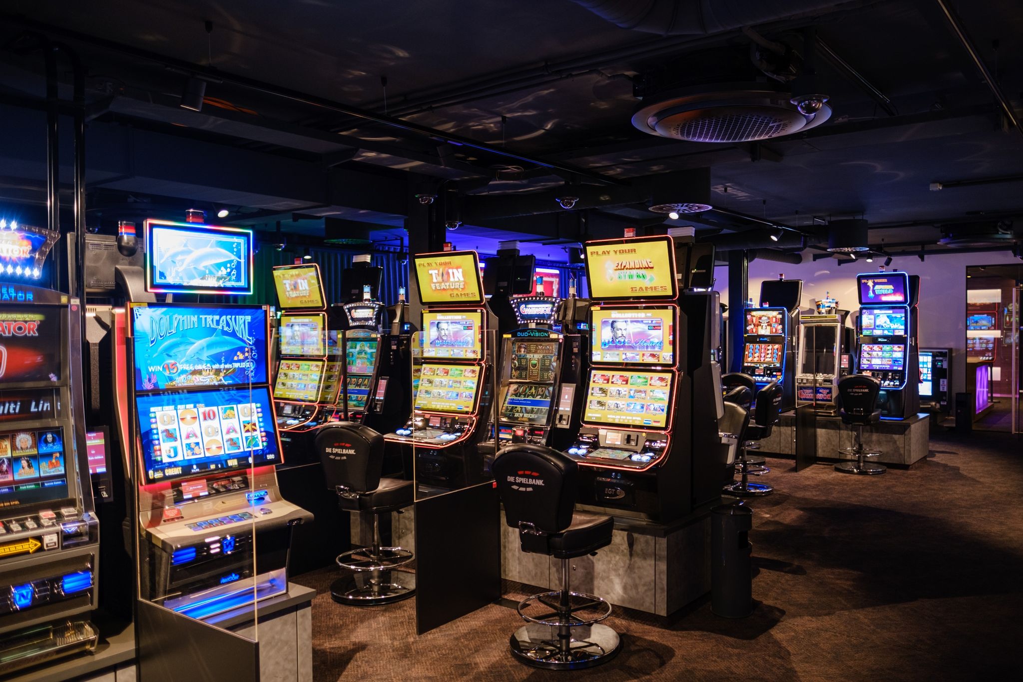 Ob im Online-Casino oder in der Spielhalle: Glücksspiel kann süchtig machen - und Beziehungen mit anderen belasten.