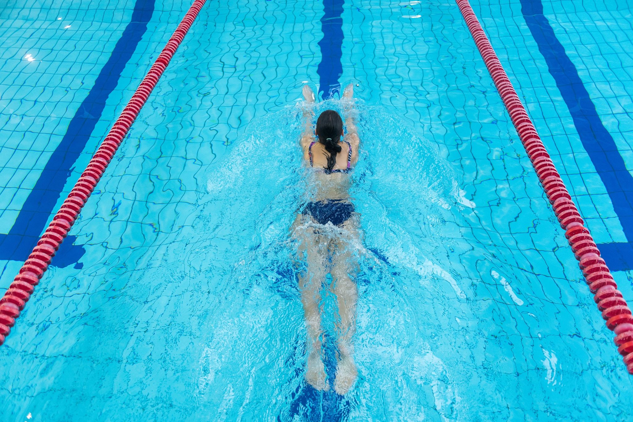 Neoprenanzug statt Bikini? Angesichts der niedrigeren Temperaturen im Schwimmbecken sucht manch einer nach Alternativen.