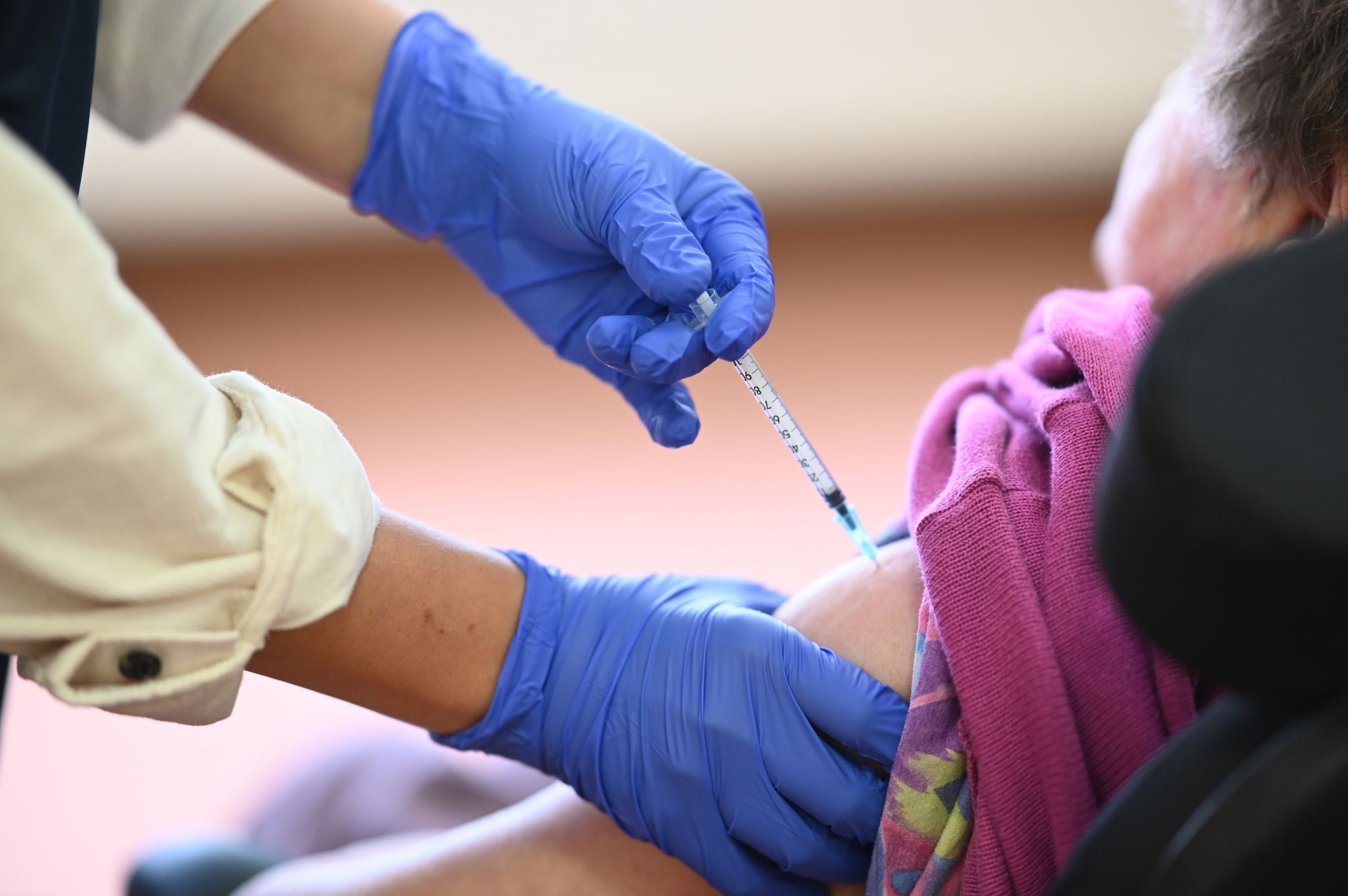 Rund zwei Drittel der Menschen ab 60 Jahren, die bereits dreimal geimpft sind, können sich einer Umfrage zufolge auch eine vierte Corona-Impfung vorstellen.