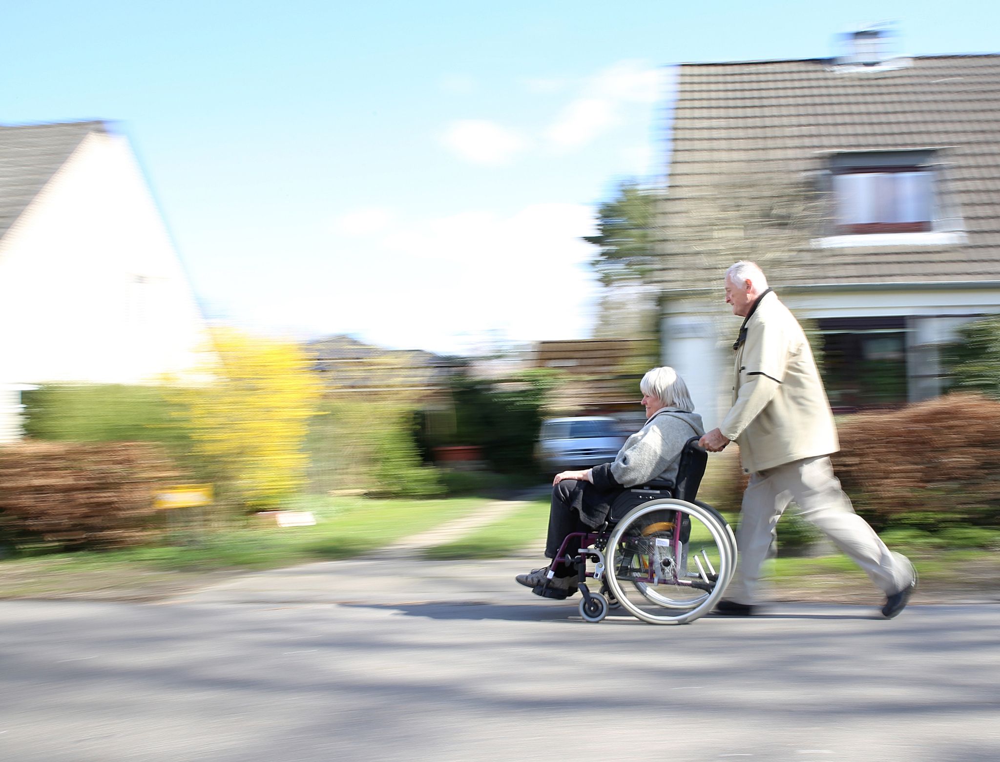 Am Nachmittag eine Runde durch die Nachbarschaft: Gewohnheiten geben Menschen mit Demenz Sicherheit.