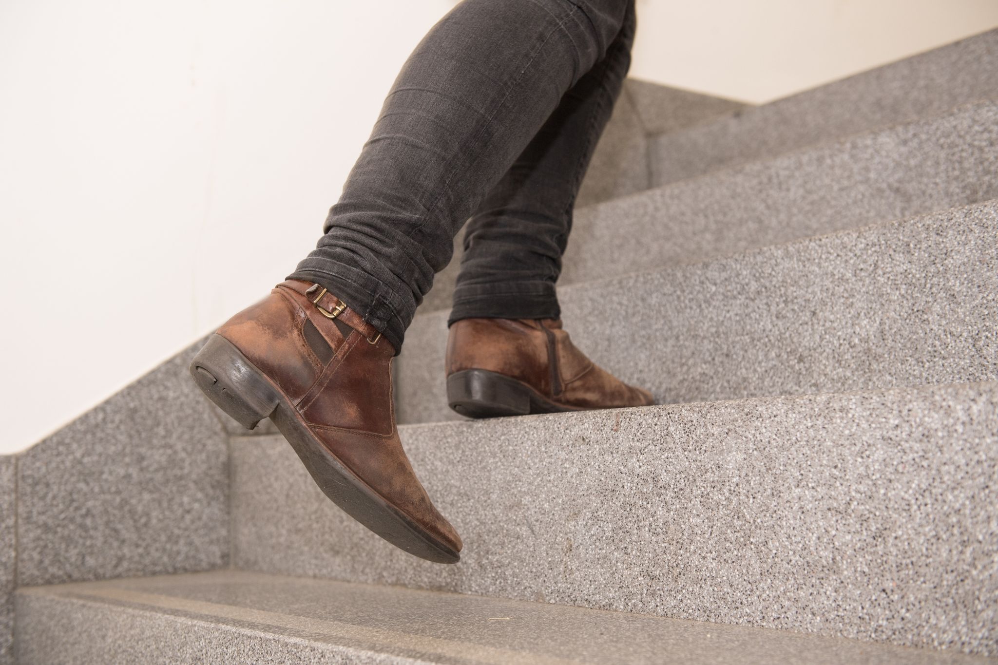 Wenn beim Treppensteigen regelmäßig die Beine schmerzen, kann das ein Anzeichen für eine Durchblutungsstörung sein.