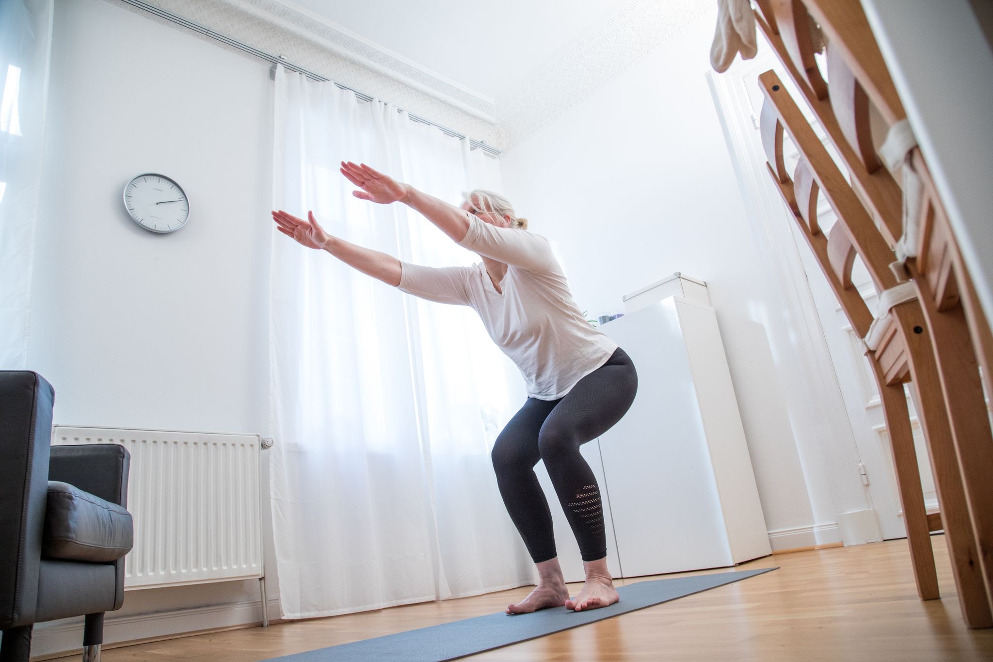 Senioren können mit einfachen Übungen, die man zu Hause machen kann, beweglich bleiben.