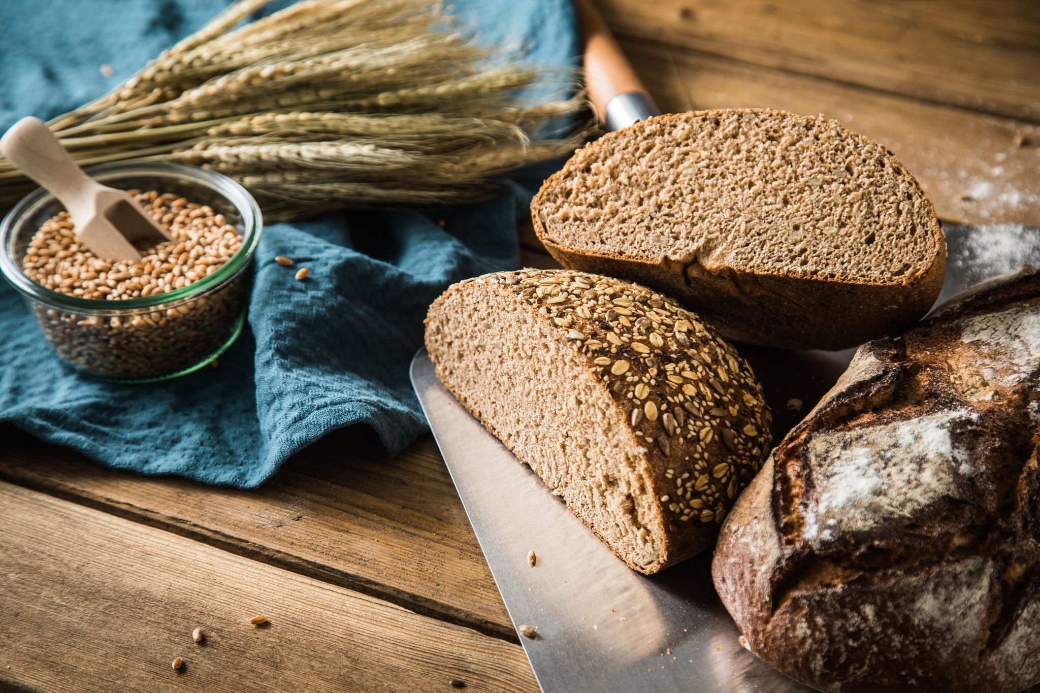 Nicht jedes dunkle Brot mit Körnern ist direkt ein Vollkornbrot. Es könnte auch ein Mehrkornbrot sein, in dem allerdings nicht das ganze Korn verarbeitet wurde.