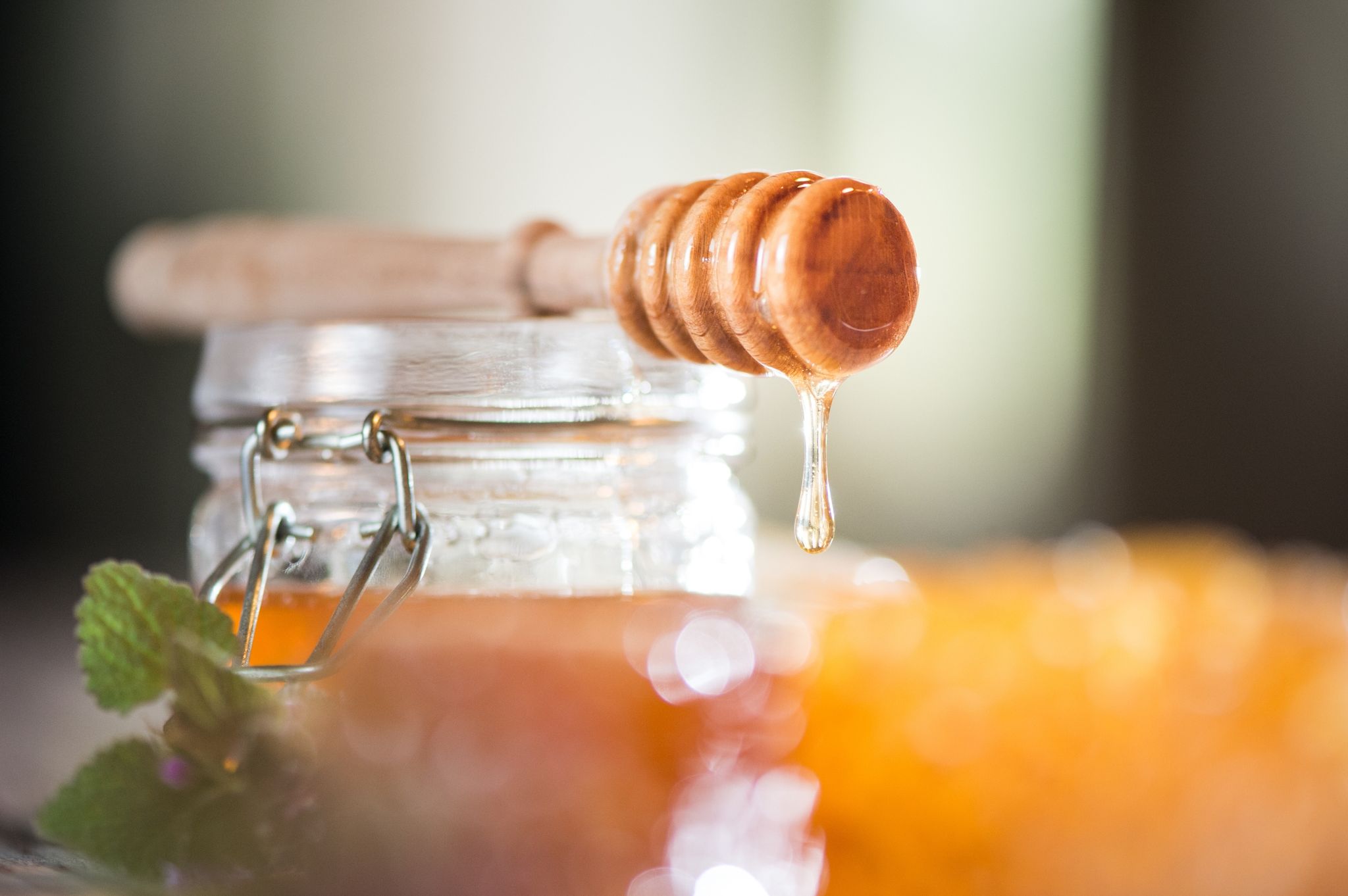 Honig kann dafür sorgen, dass die Verletzungen durch eine verschluckte Knopfbatterie nicht so schwer ausfallen.
