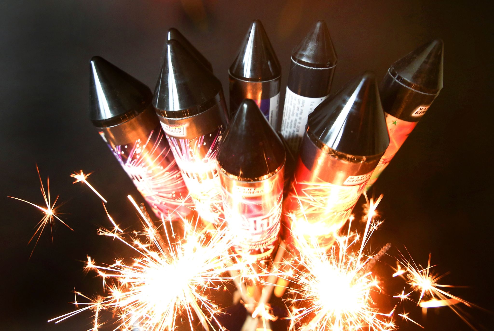Das zischt und sprüht Funken: Feuerwerk macht Freude, birgt aber auch Risiken, gegen die man sich zum Teil wappnen kann.