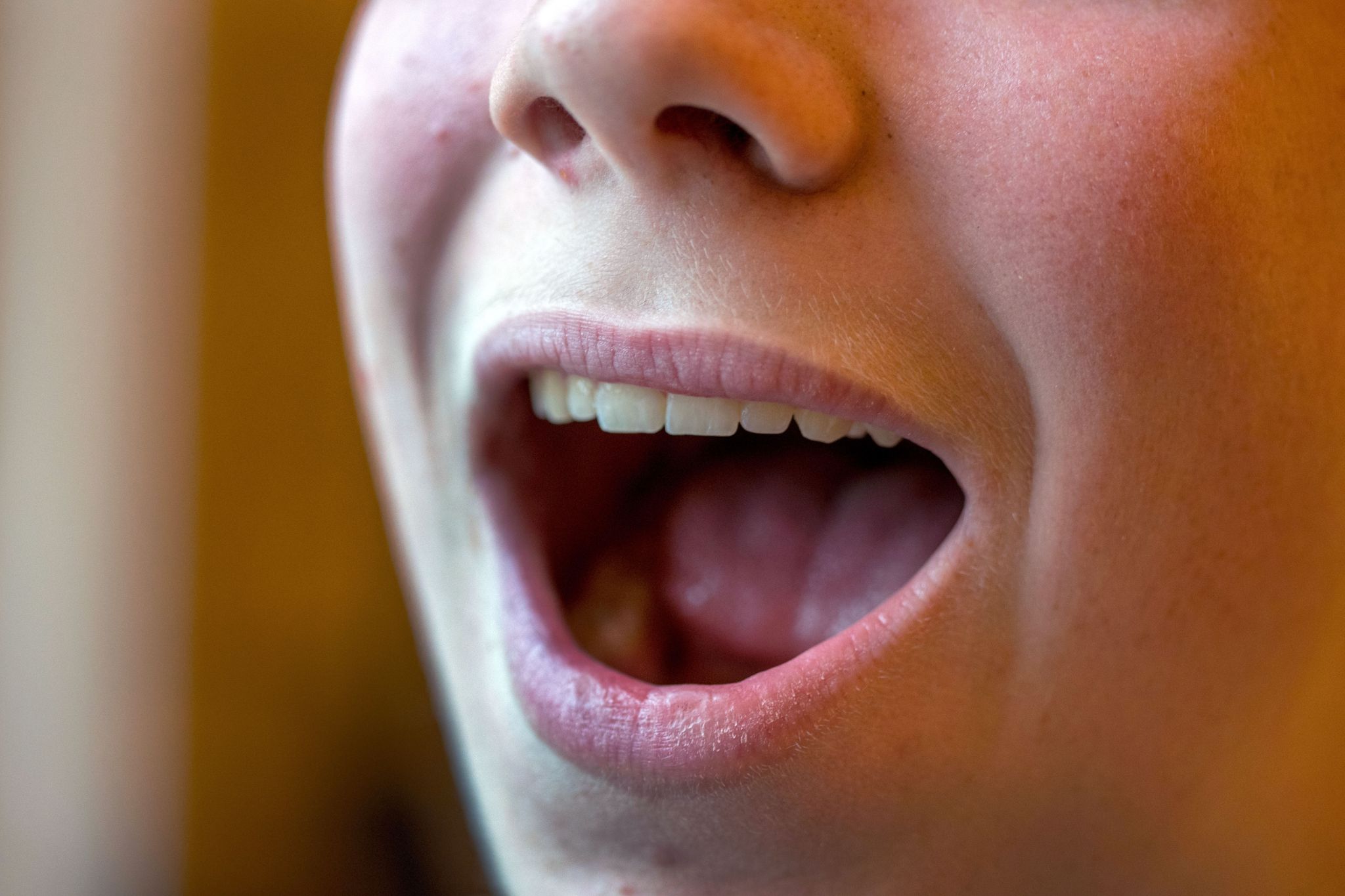 Die Auswertung einiger Studien hat ergeben, dass man Mundgeruch reduzieren kann: Probiotische Bakterien sollen dabei übelriechende Gase deutlich mildern.