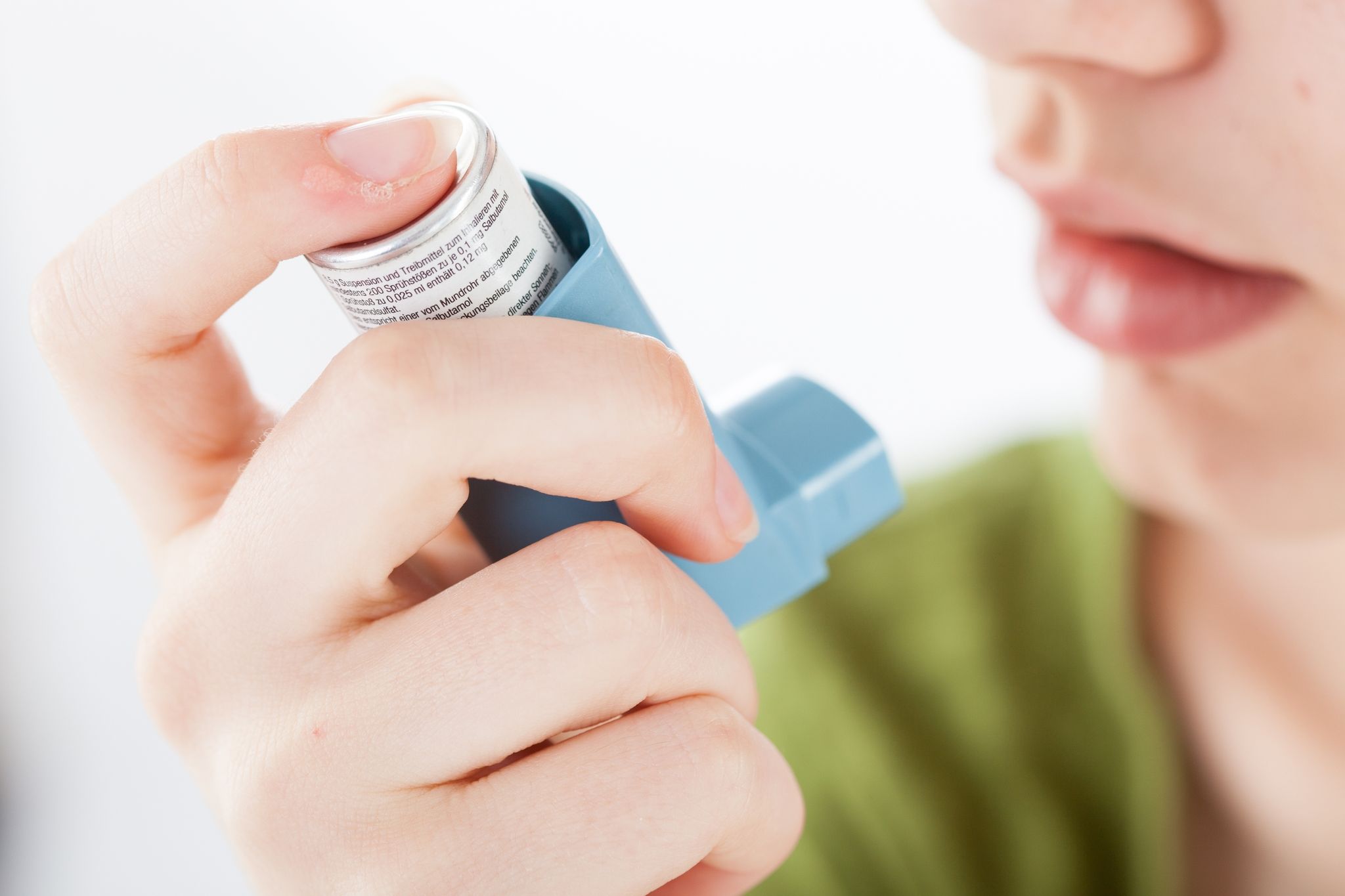 Der richtige Umgang mit dem Asthmaspray ist wichtig - sonst kommt der Wirkstoff nicht dort an, wo er helfen muss.