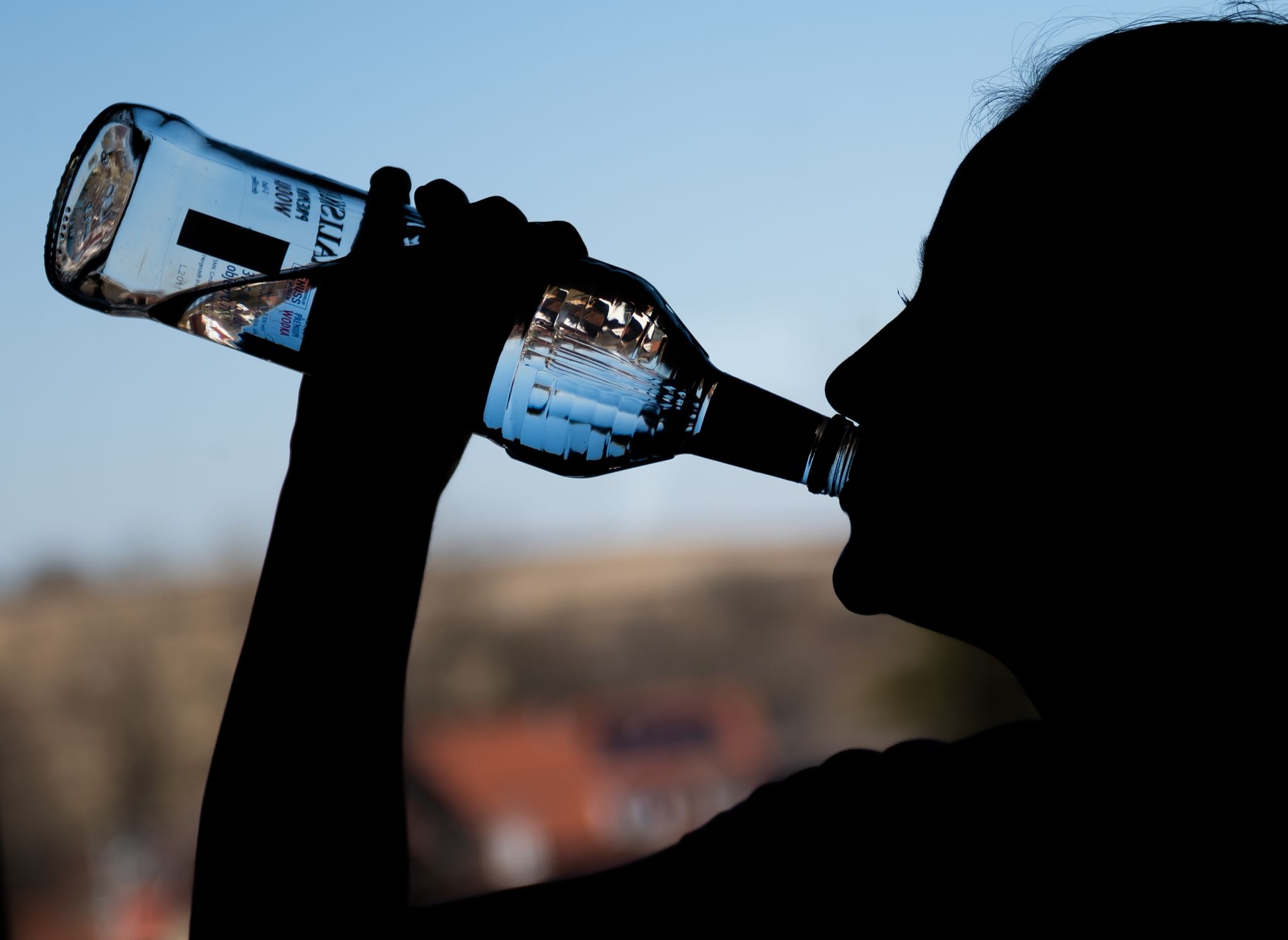 Ein Mädchen trinkt aus einer Flasche Wodka. Jugendliche sind 2021 seltener mit Alkoholvergiftungen ins Krankenhaus gekommen als noch im Jahr zuvor.
