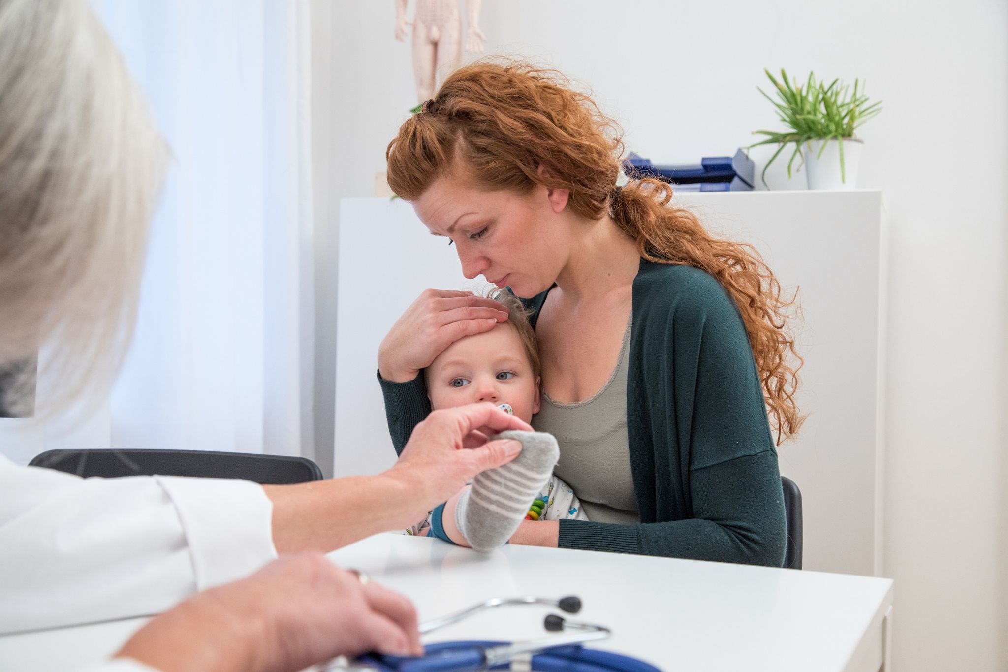 Wird der Durchfall des Kindes von Fieber und Erbrechen begleitet, sollten Eltern mit ihrem Nachwuchs in der Kinderarztpraxis vorbeischauen.