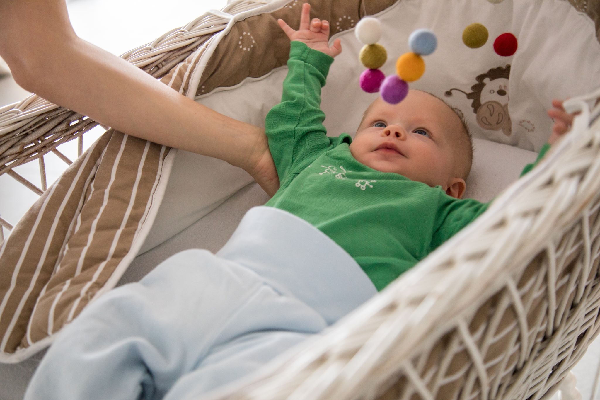 Eltern legen Säuglinge am besten in ein eigenes Bett auf eine feste Unterlage - und zwar ohne Decke, Kissen oder Kuscheltiere.