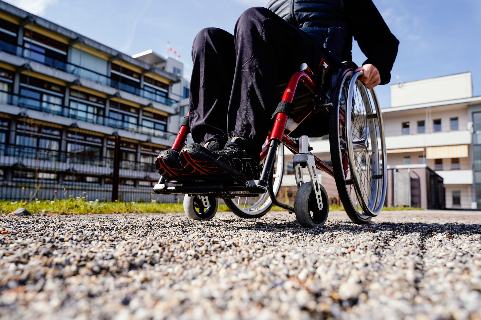 Manuell oder elektrisch: Ein Rollstuhl sollte zu den eigenen Bedürfnissen passen.