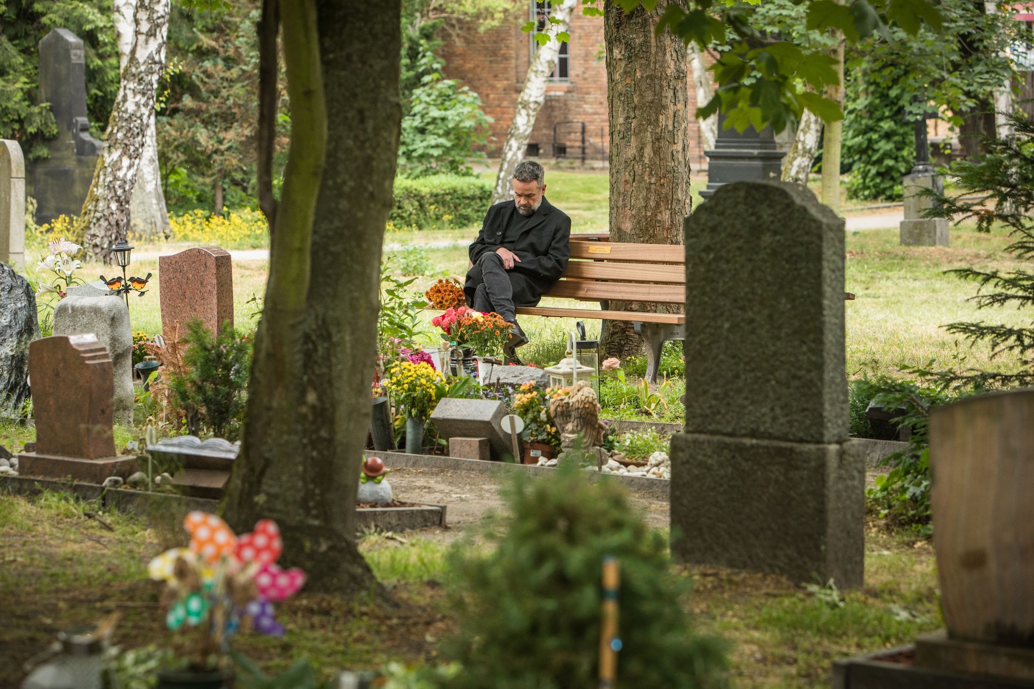 Einige meiden den Friedhof mit dem Grab des geliebten Menschen komplett, andere verbringen dort sehr viel Zeit: Eine anhaltende Trauerstörung kann sich ganz unterschiedlich ausdrücken.