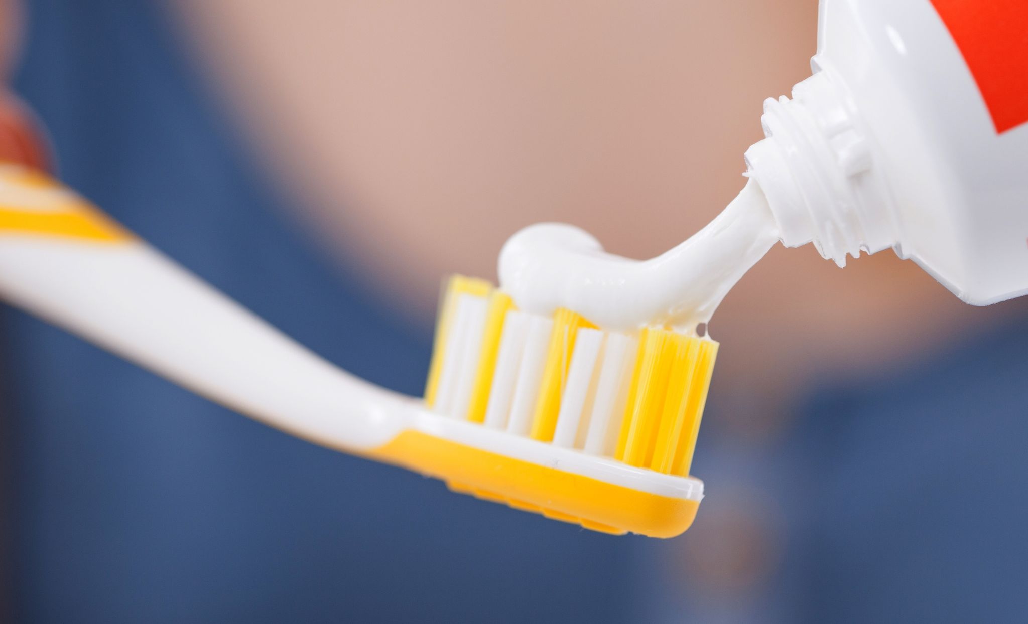 Mit der richtigen Zahnpasta hin zu weißeren Zähnen? Fachleute sind da skeptisch.