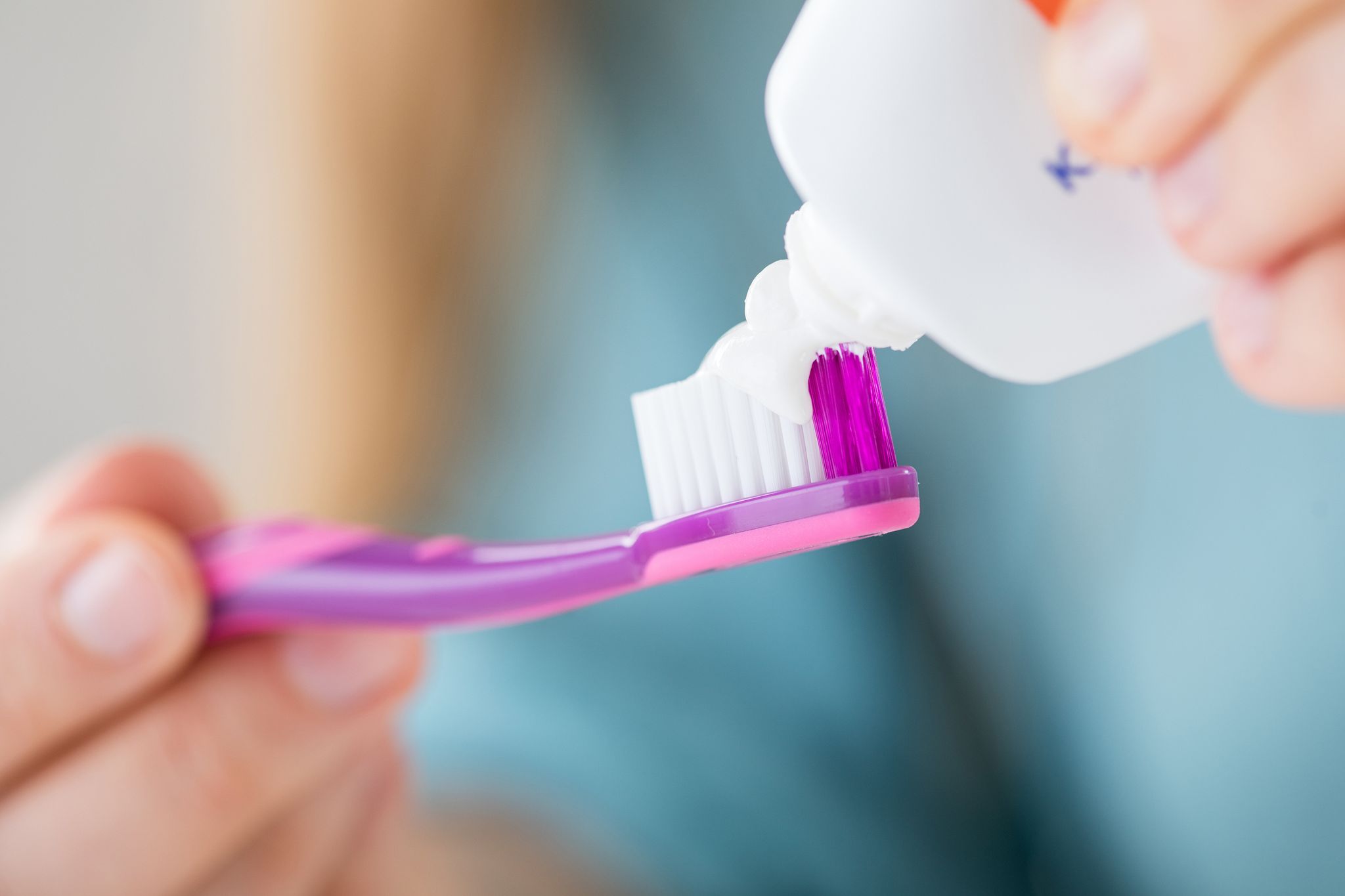 Für das Weiß der Zahnpasta ist in so einigen Fällen der Farbstoff Titandioxid verantwortlich. In Lebensmitteln ist er mittlerweile nicht mehr erlaubt.