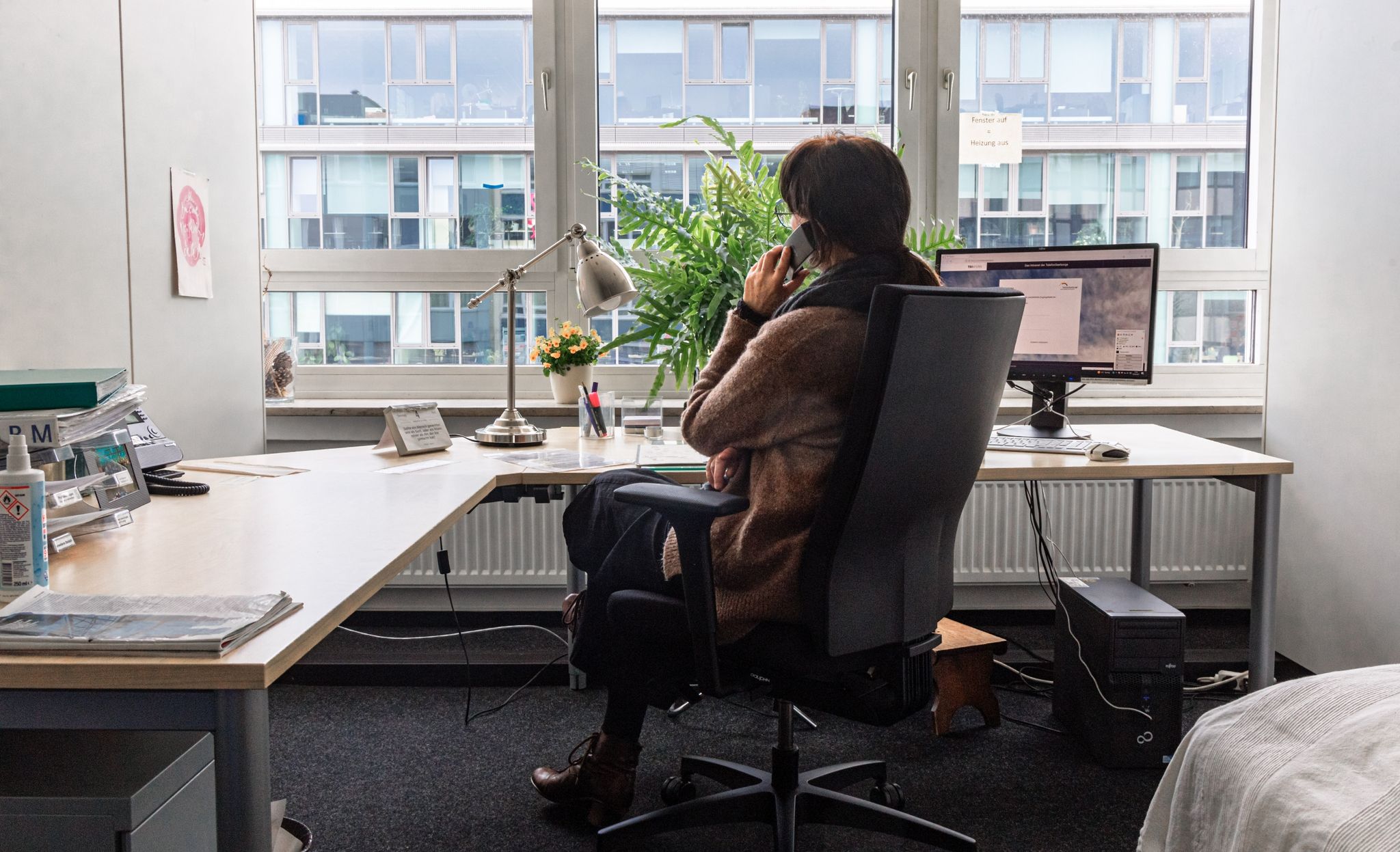 Eine Mitarbeiterin des Diakonischen Werks Hamburg führt ein Telefonseelsorge-Gespräch. Die Zahl der Anrufe ist in den letzten Jahren deutlich gestiegen.