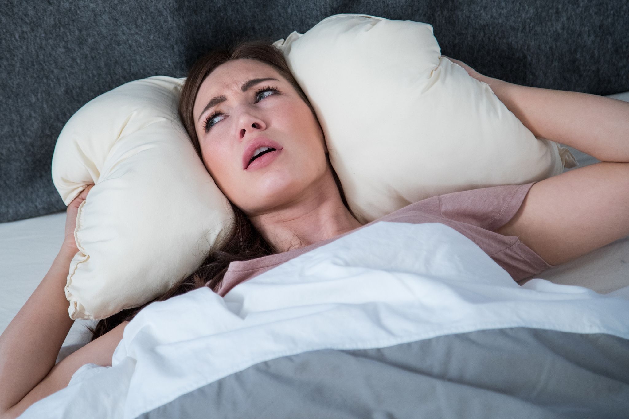 Wie sehr uns Geräusche beim Einschlafen stören, hängt nicht nur von ihrer Lautstärke ab - sondern auch von unserer Einstellung ihnen gegenüber.