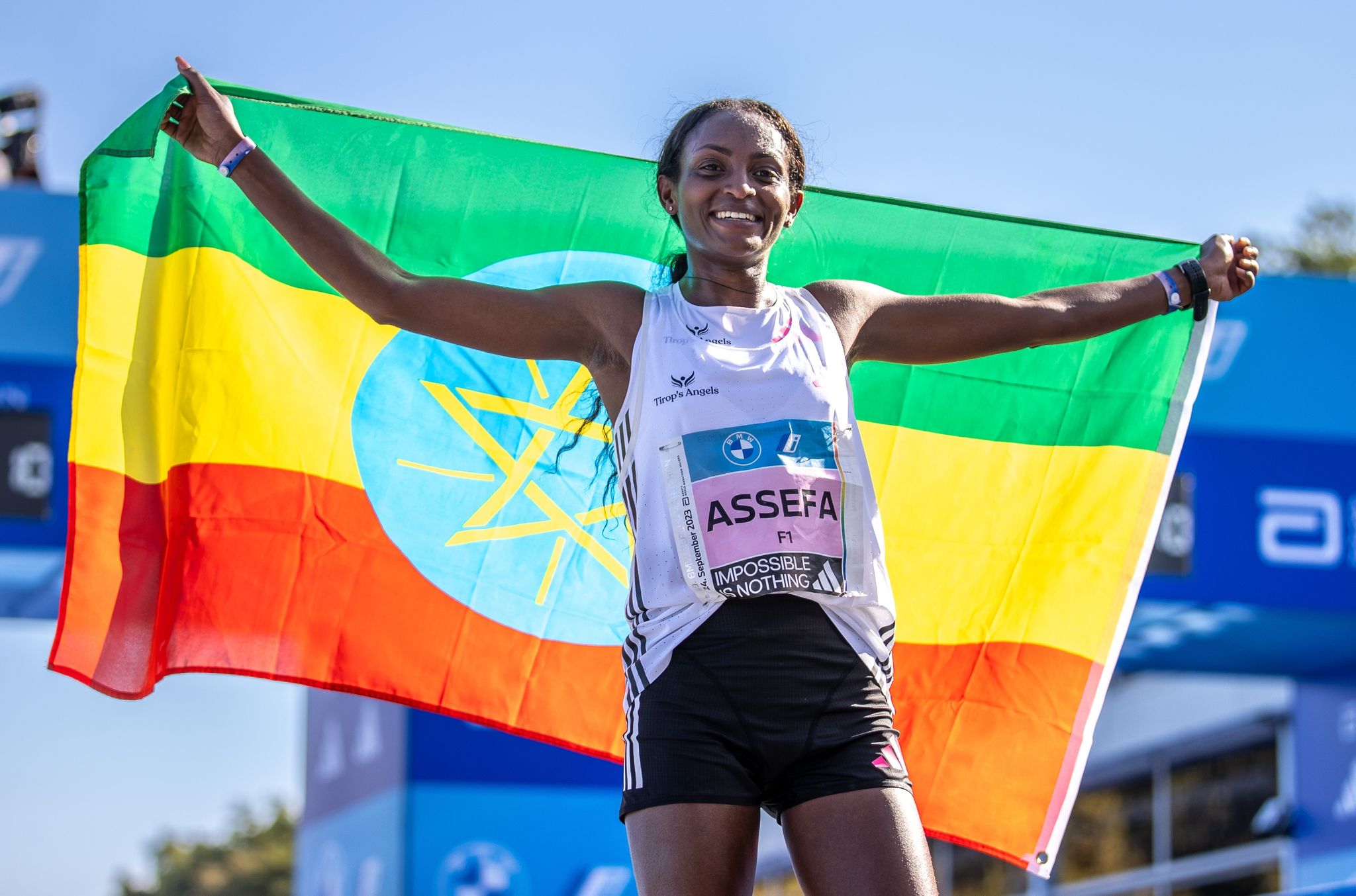 Tigst Assefa feiert ihren Fabel-Weltrekord.
