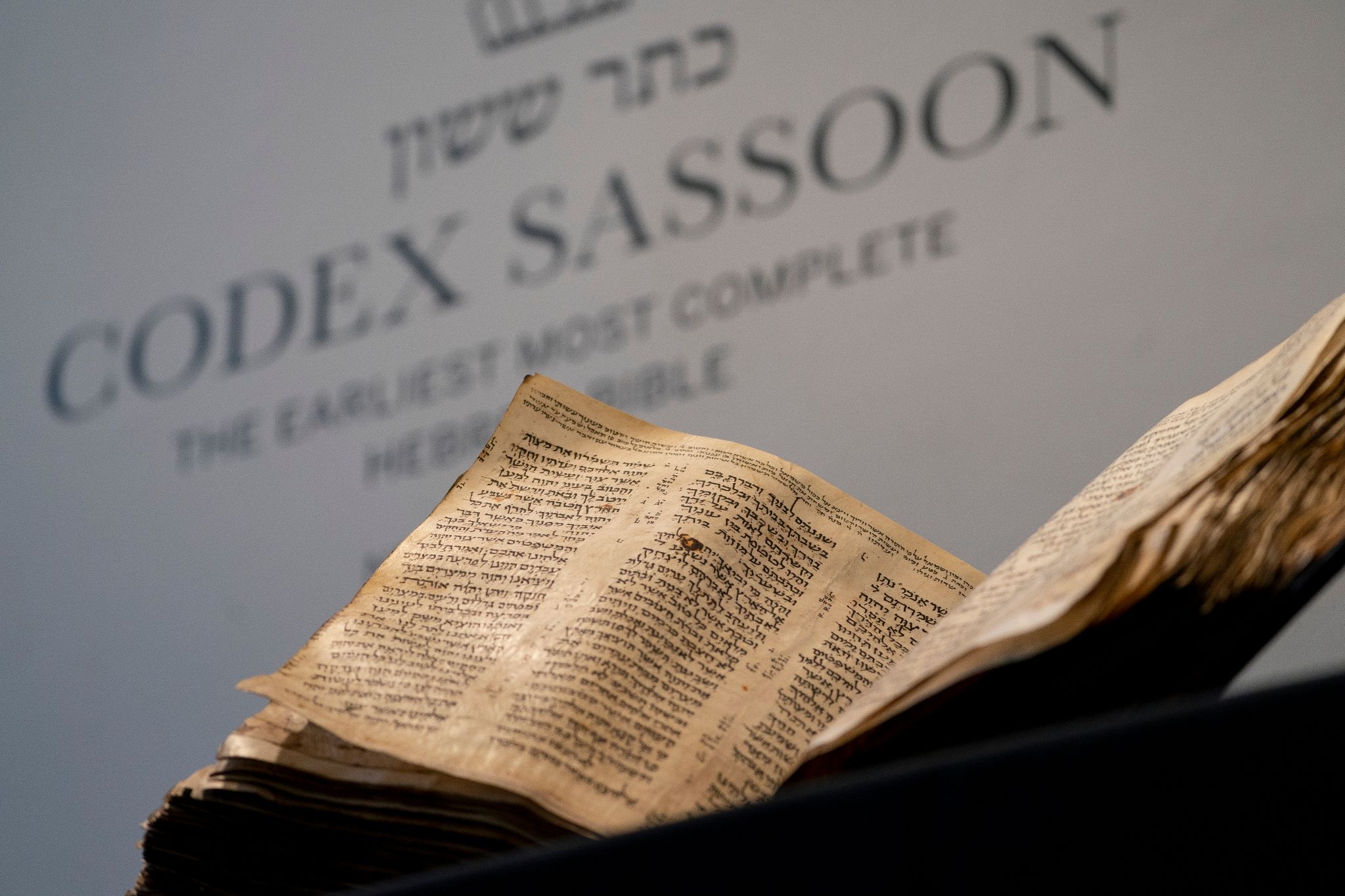 Die älteste bekannte fast vollständige hebräische Bibel wird künftig in Tel Aviv ausgestellt.