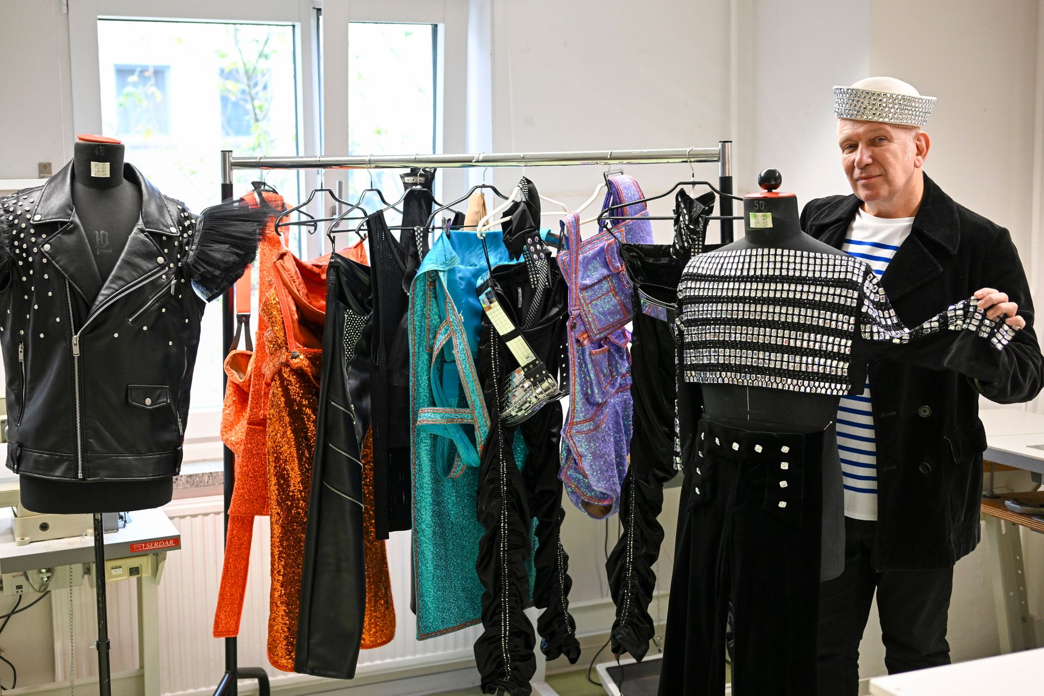 Der Modedesigner Jean Paul Gaultier präsentiert Kostüme für die neue Show im Berliner Friedrichstadt-Palast.