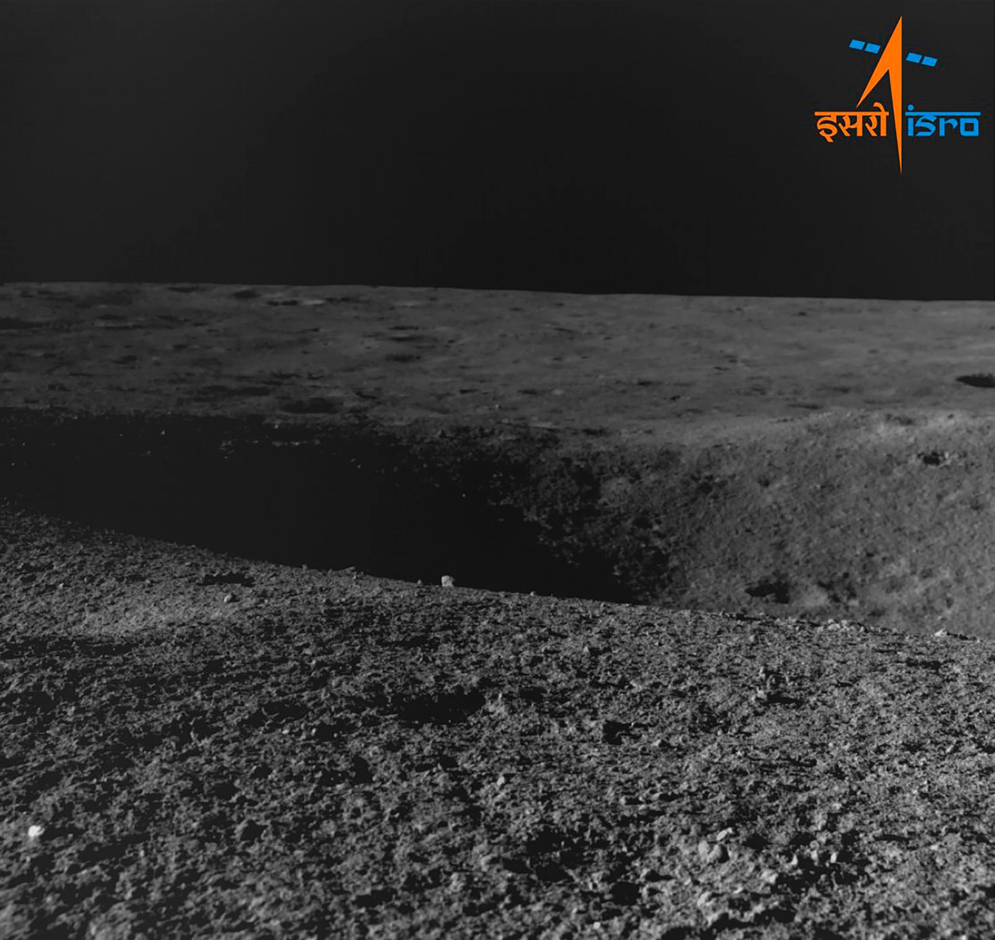 Dieses von der indischen Weltraumforschungsorganisation zur Verfügung gestellte Bild vom 27. August 2023 zeigt einen Krater, auf den Chandrayaan-3 gestoßen ist.