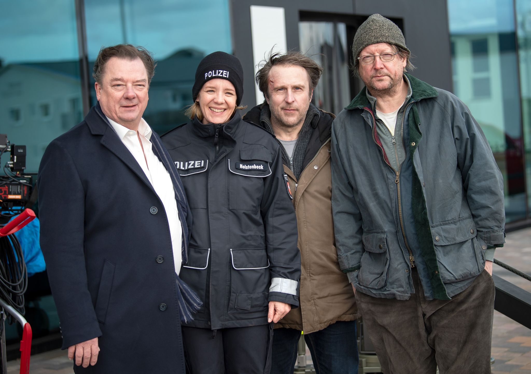 Die Schauspieler Peter Kurth (l-r), Katrin Wichmann, Bjarne Mädel und Matthias Brandt am Set von "Sörensen hat Angst".