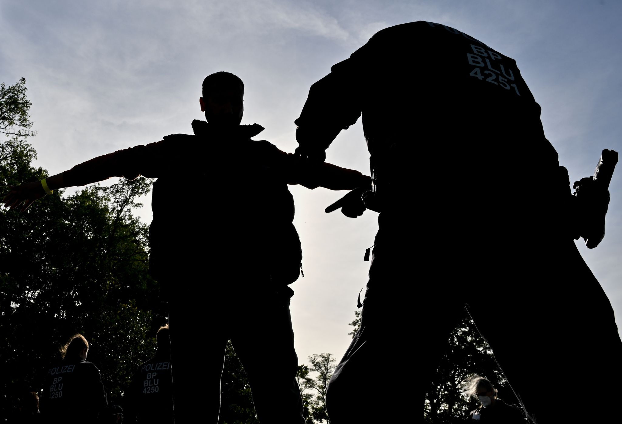 Ein Mann wird von einem Beamten der Bundespolizei nahe Forst in Brandenburg durchsucht. Bei mehreren Einsätzen im Grenzgebiet zu Polen hat die Bundespolizei mindestens 64 unerlaubt eingereiste Migranten aufgegriffen.