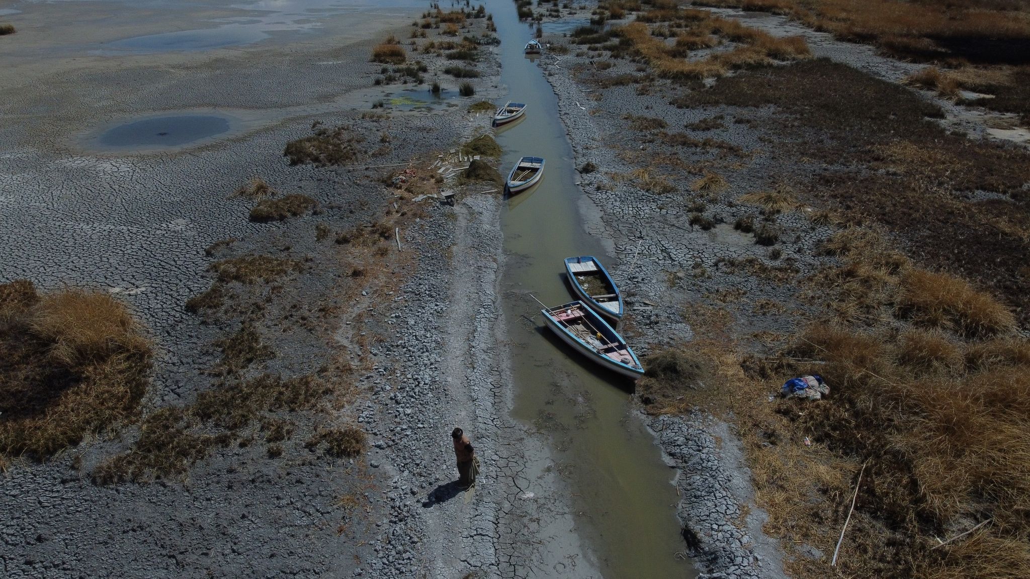 Boote an einem fast ausgetrockneten Ufer des Titicacasees nahe der Ortschaft Huarina in Bolivien.