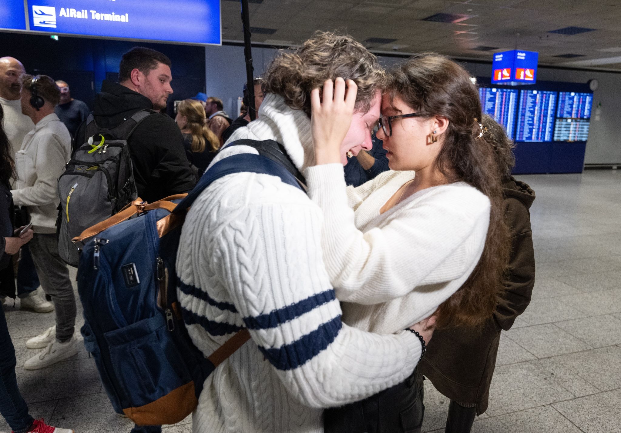 Ein junger Mann wird nach der Landung eines Evakuierungsfluges aus Israel von seiner Freundin am Frankfurter Flughafen empfangen.