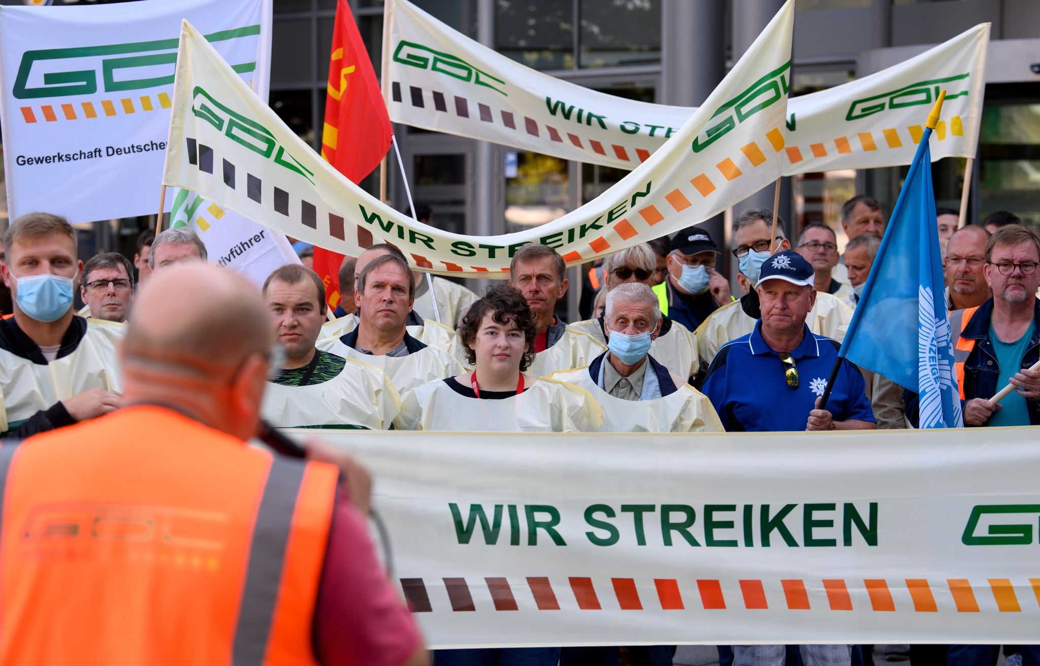 Eine Kundgebung der Gewerkschaft Deutscher Lokomotivführer (GDL) vor dem Hauptbahnhof in Magdeburg.