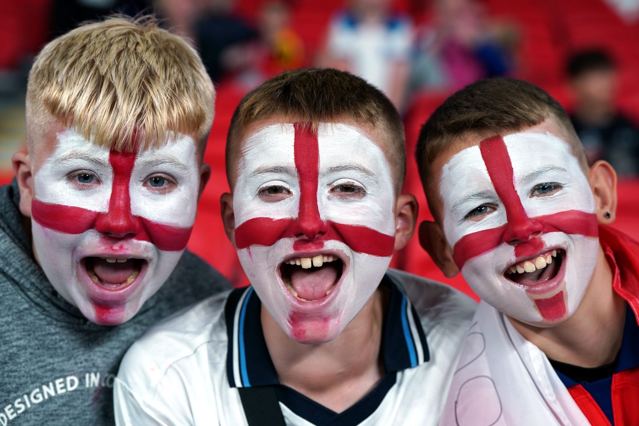 Beim Fußball-Länderspiel zwischen England und Australien im Wembley-Stadion in London posieren junge englische Fans auf der Tribüne.