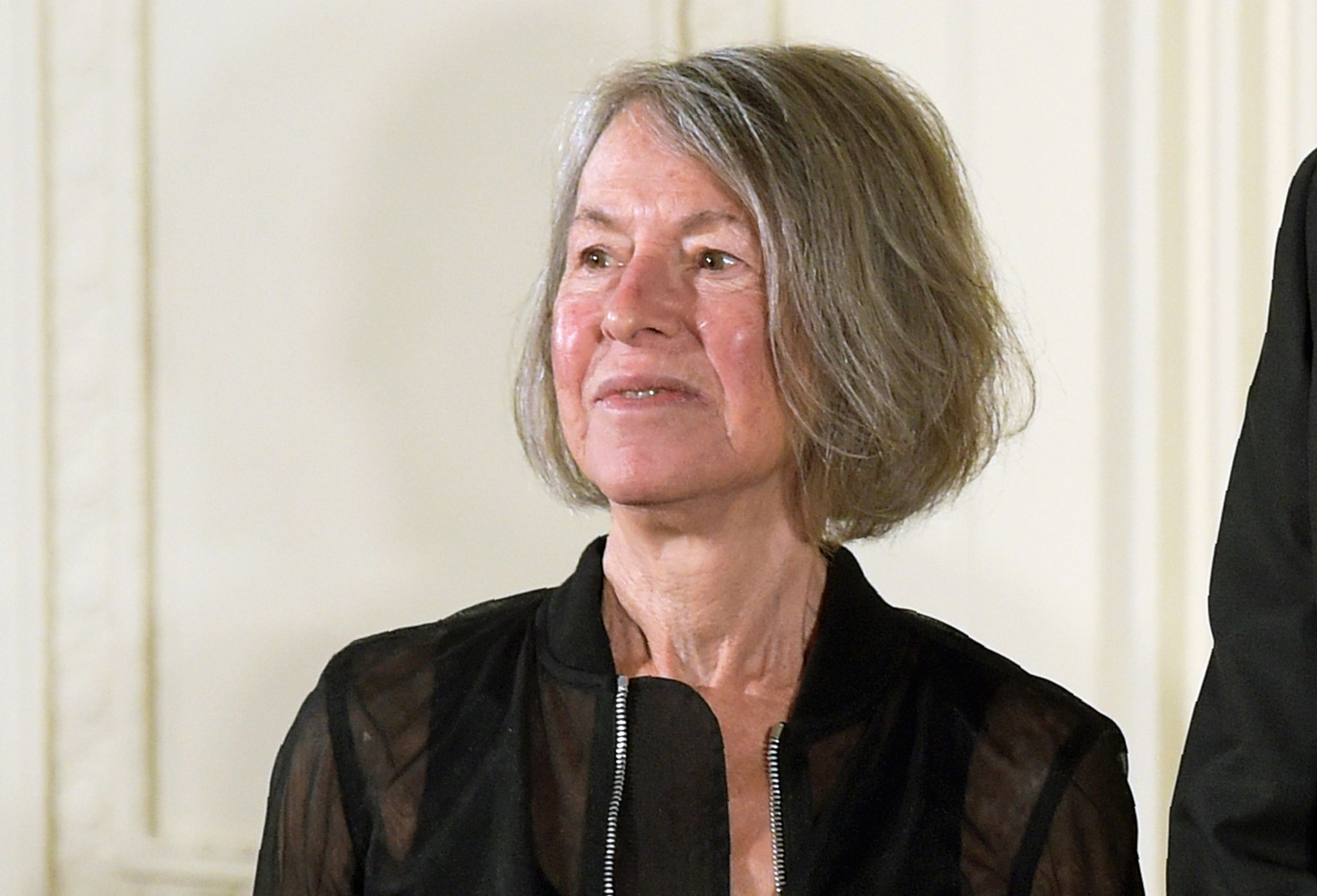 Die Dichterin Louise Glück am 22. September 2016 bei einer Zeremonie zu ihrer Ehrung mit der National Humanities Medal der USA im East Room des Weißen Hauses in Washington.
