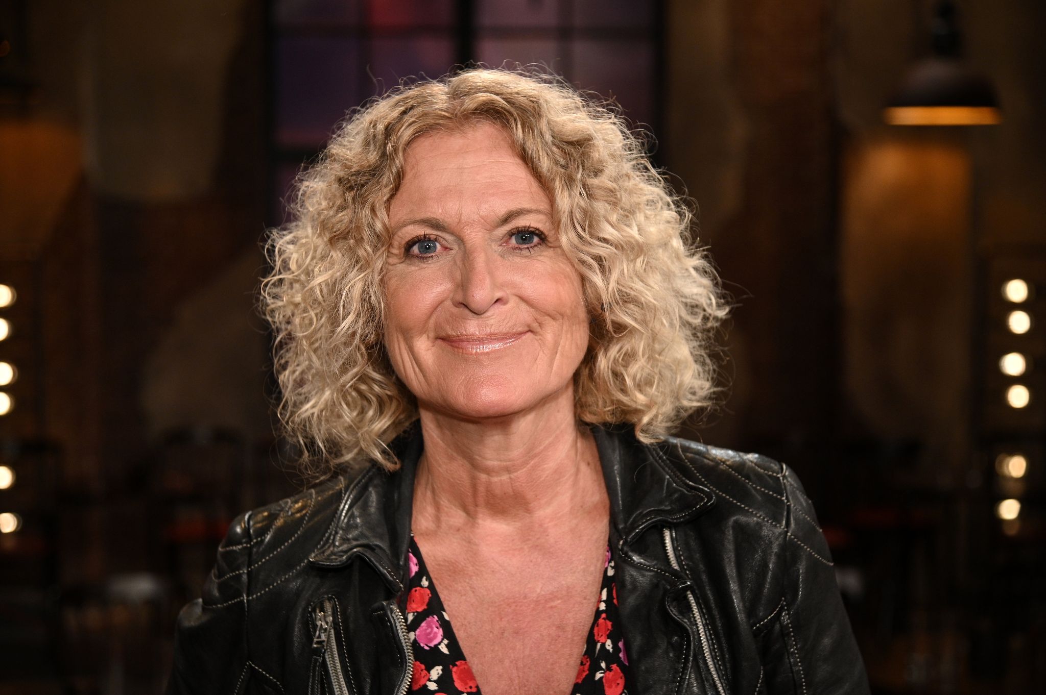 Die Autorin Susanne Fröhlich steht nach der Aufzeichnung der WDR Talkshow «Kölner Treff» im Studio (2019).