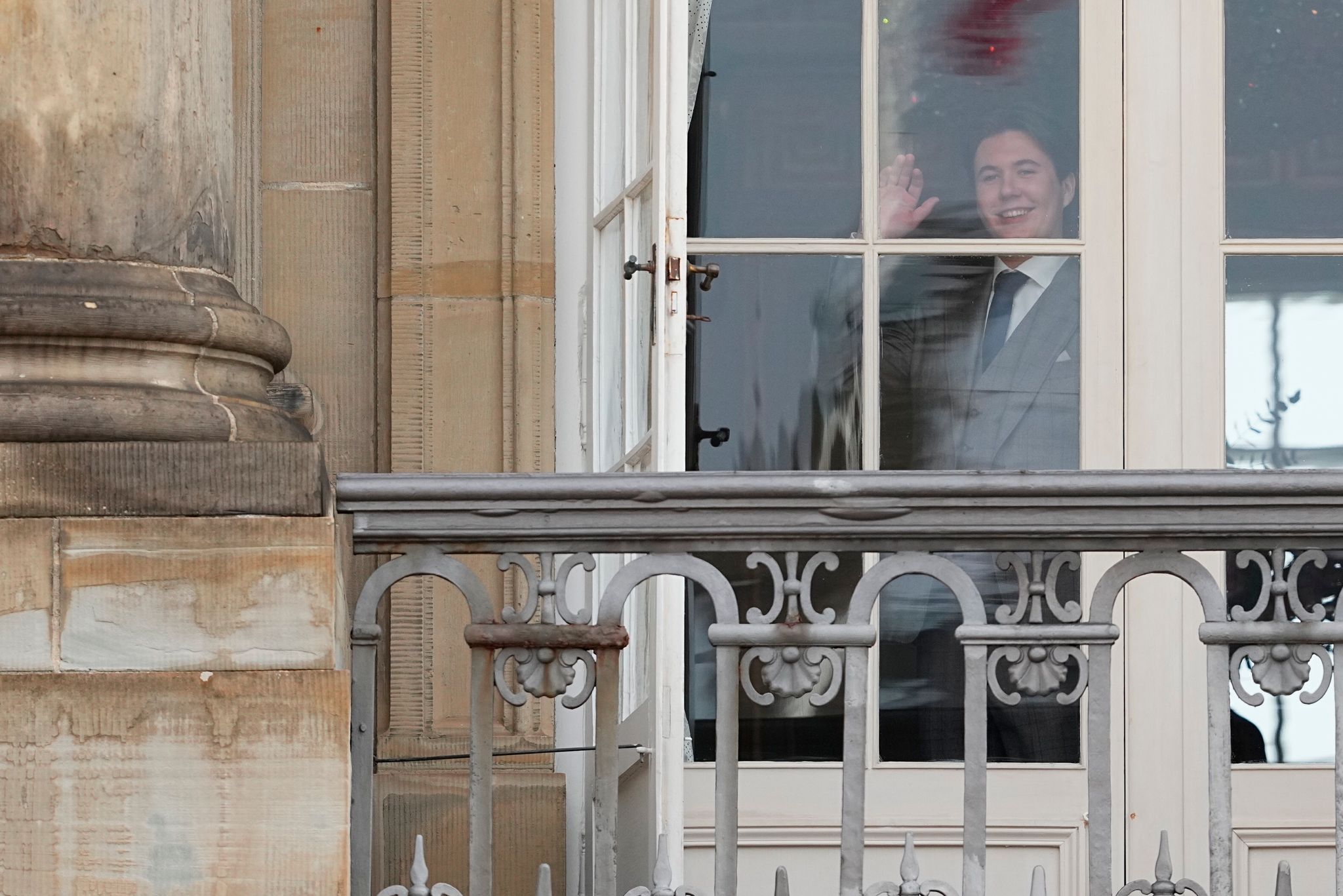 Prinz Christian von Dänemark winkt an seinem 18. Geburtstag aus einem Fenster von Schloss Amalienborg.