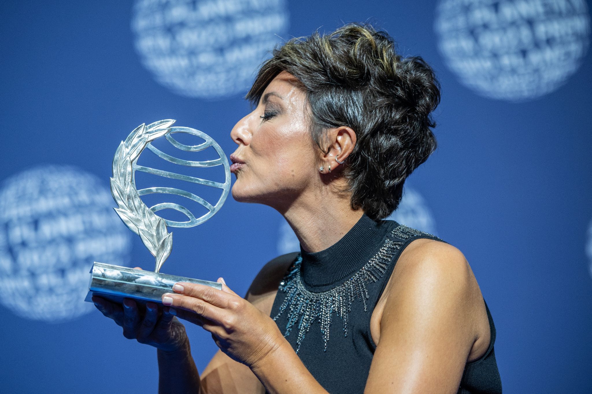 Die Journalistin, Schriftstellerin und Moderatorin Sonsoles Ónega mit dem  Planeta-Preis.