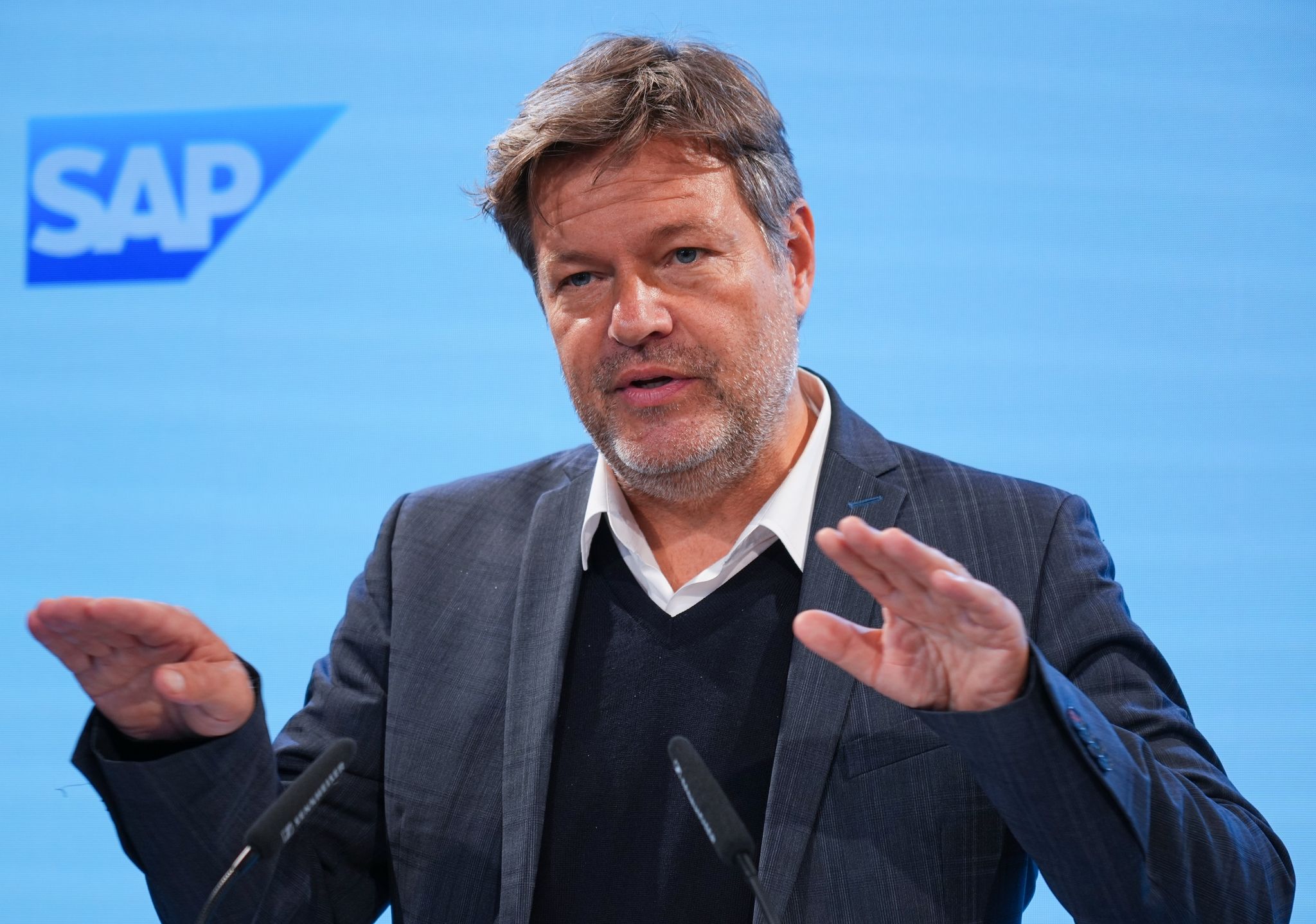 Bundeswirtschaftsminister Robert Habeck spricht zur Eröffnung des neuen Berliner Standorts des Softwareunternehmens SAP.