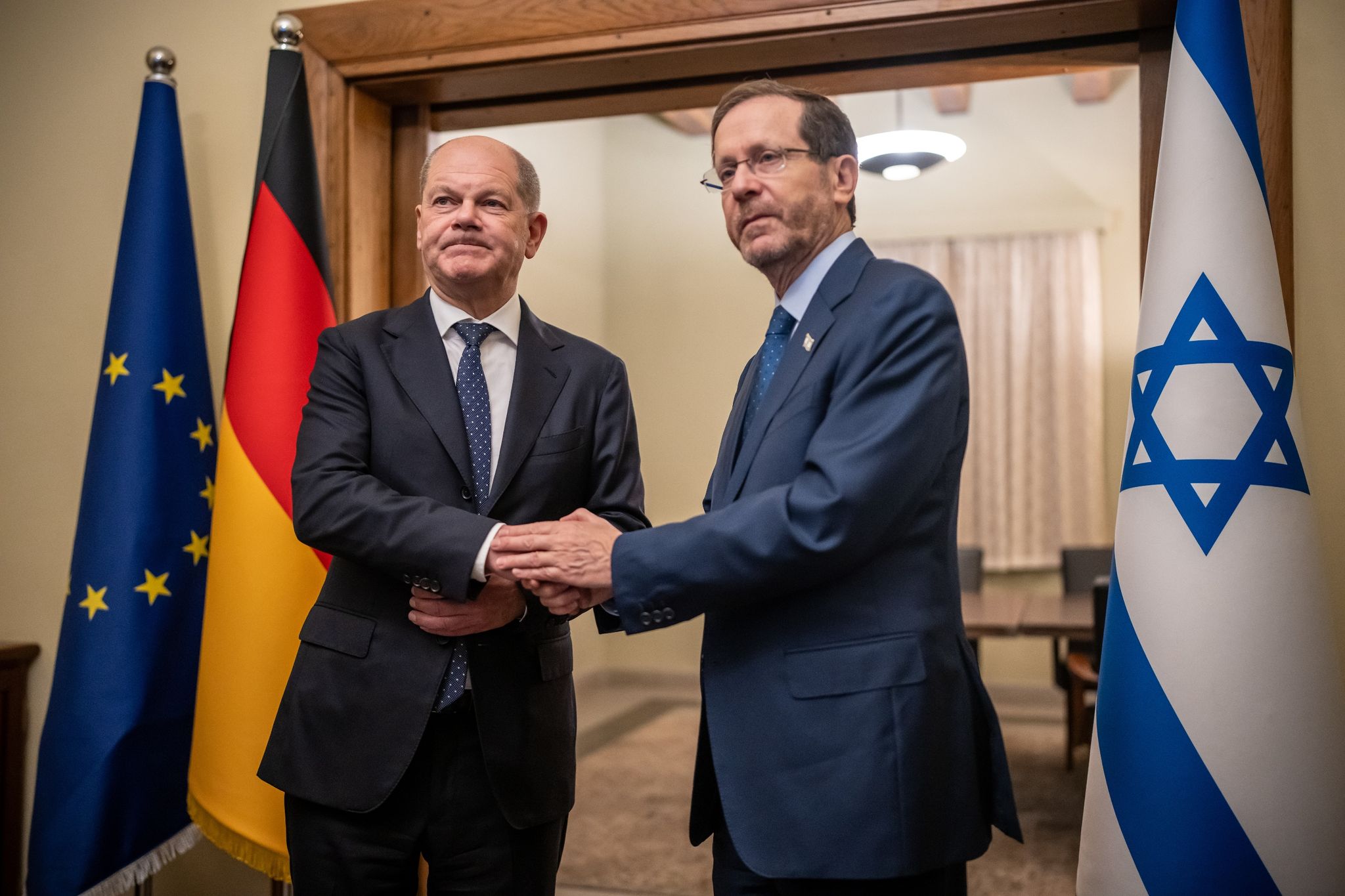Ein Zeichen der Solidarität: Bundeskanzler Olaf Scholz (SPD, l) steht neben Izchak Herzog, Präsident von Israel, zwischen den Flaggen Deutschlands und Israels.