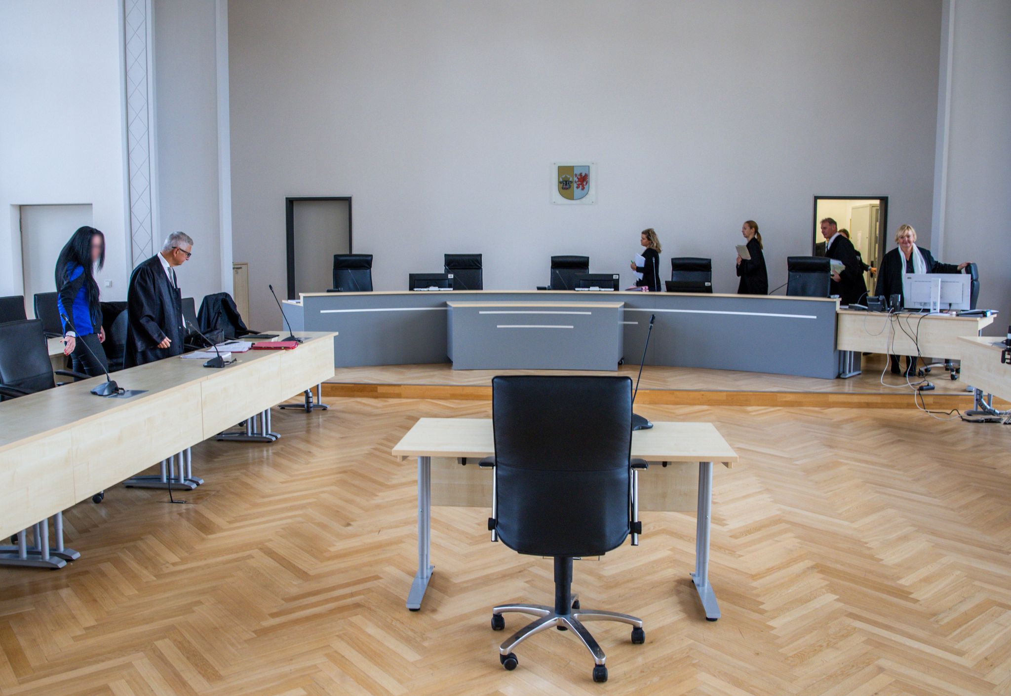 Die 24-Jährige Angeklagte (l) steht im Landgericht Rostock neben ihrem Rechtsanwalt.