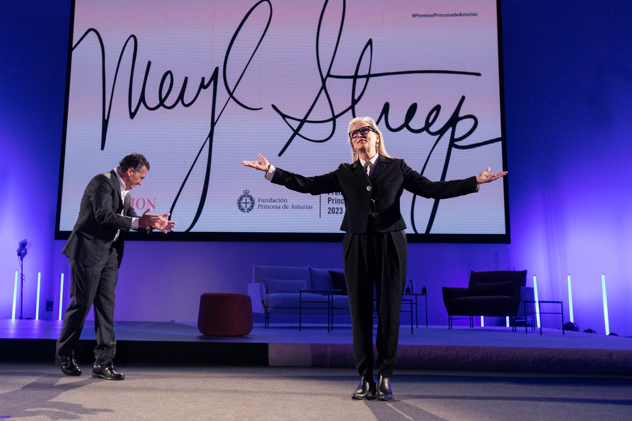 Von Antonio Banderas gibt es Beifall: Hollywood-Ikone Meryl Streep nimmt im spanischen Oviedo an einer Veranstaltung unter dem Titel «Ohne Drehbuch. Begegnung mit dem Publikum» teil.